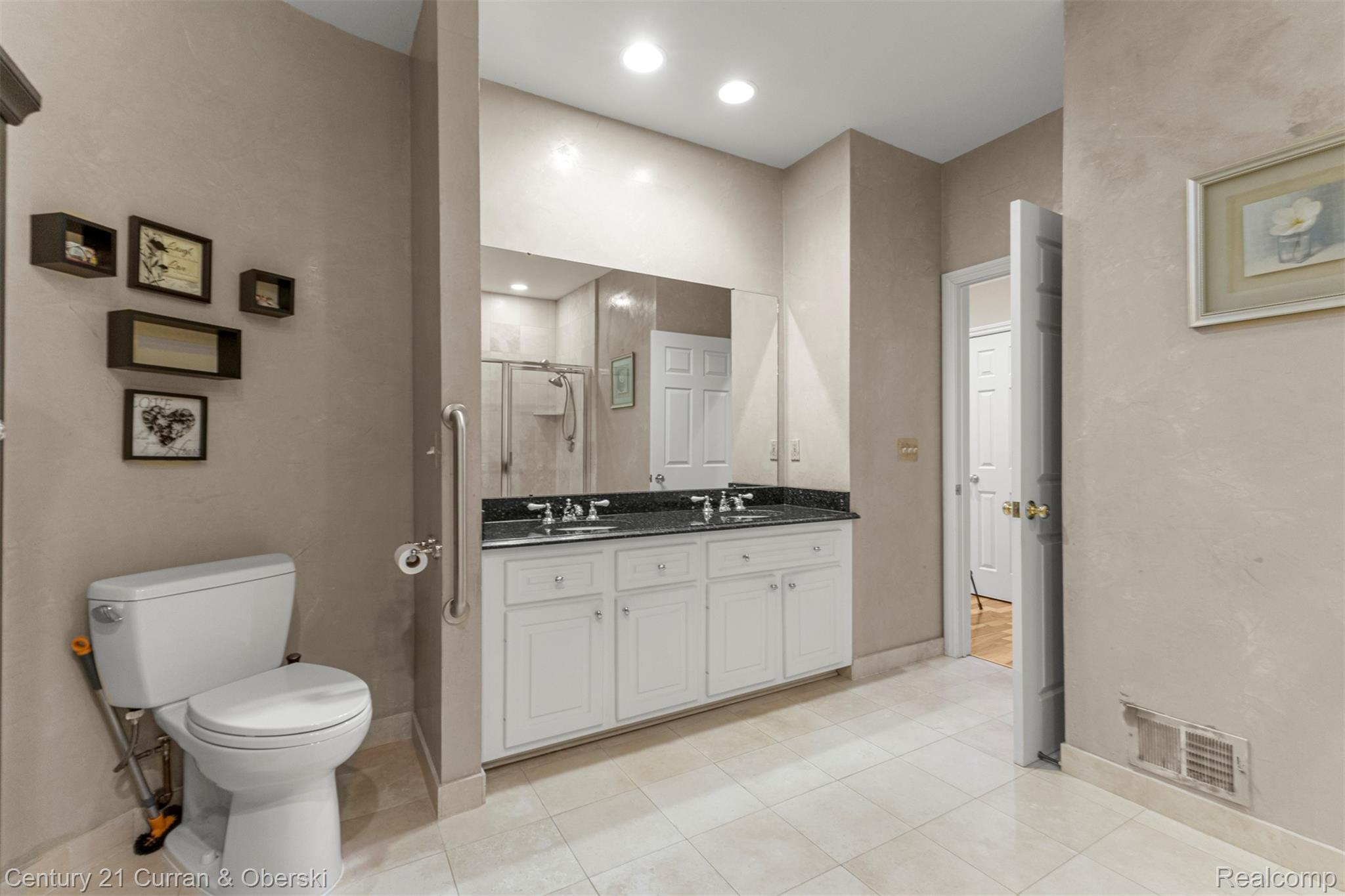 Shelby Charter Township, Michigan, 48316, United States, 2 Bedrooms Bedrooms, ,4 BathroomsBathrooms,Residential,For Sale,1977088