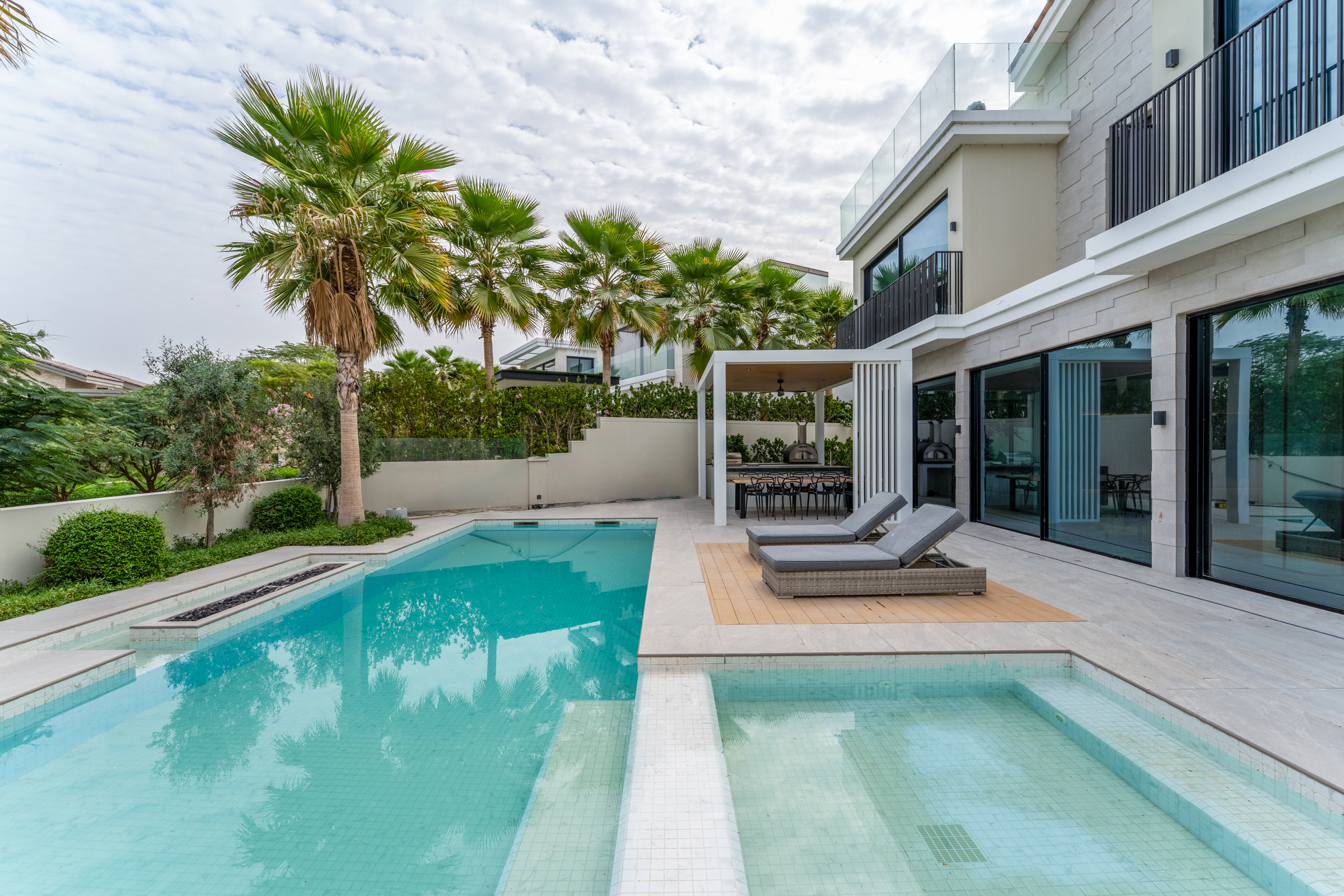  Refined Ready-to-Move Villa With Lake Views in JGE - 物件實景