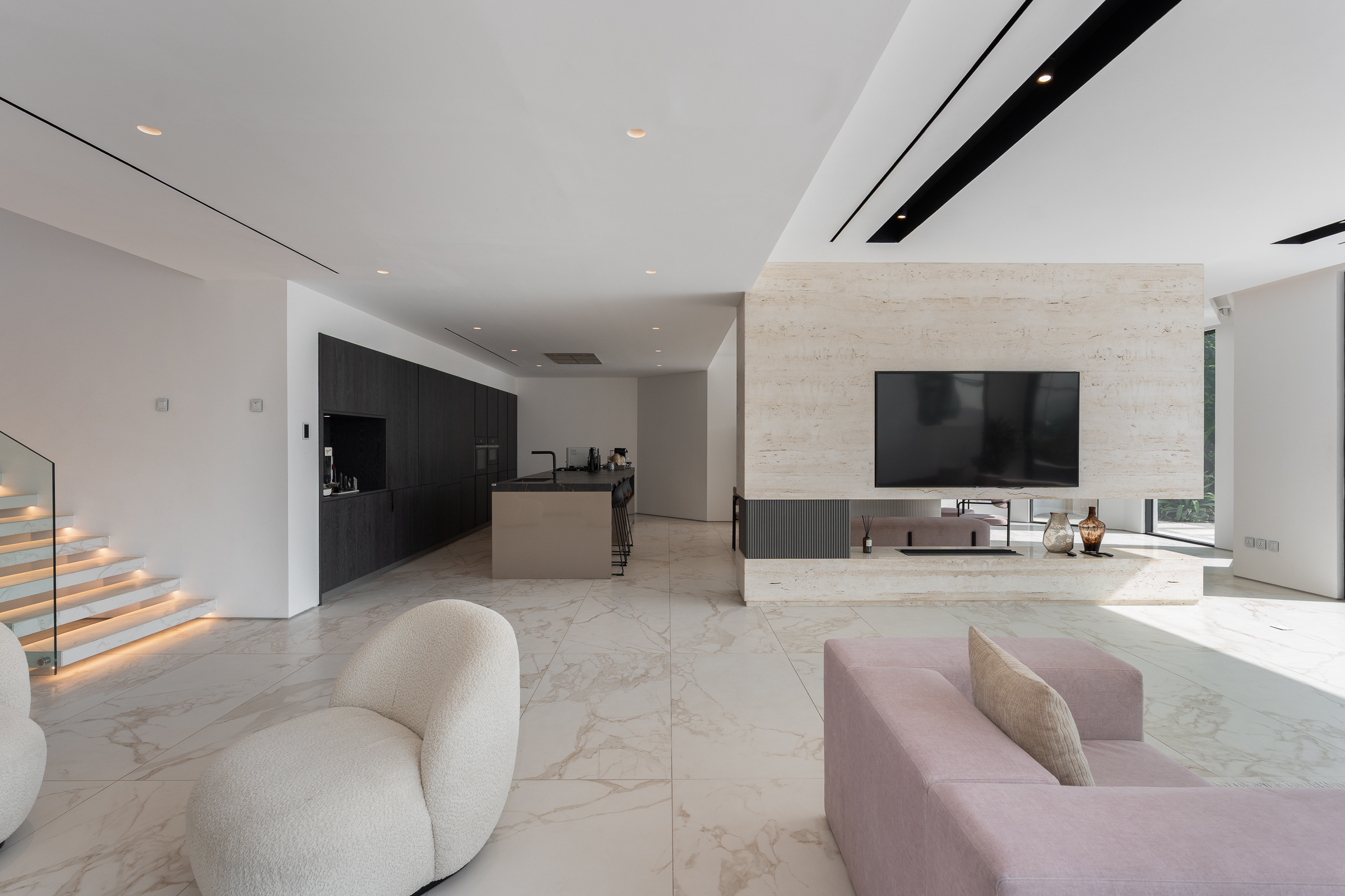  Upgraded Atrium Entry with Skyline View - 物件實景