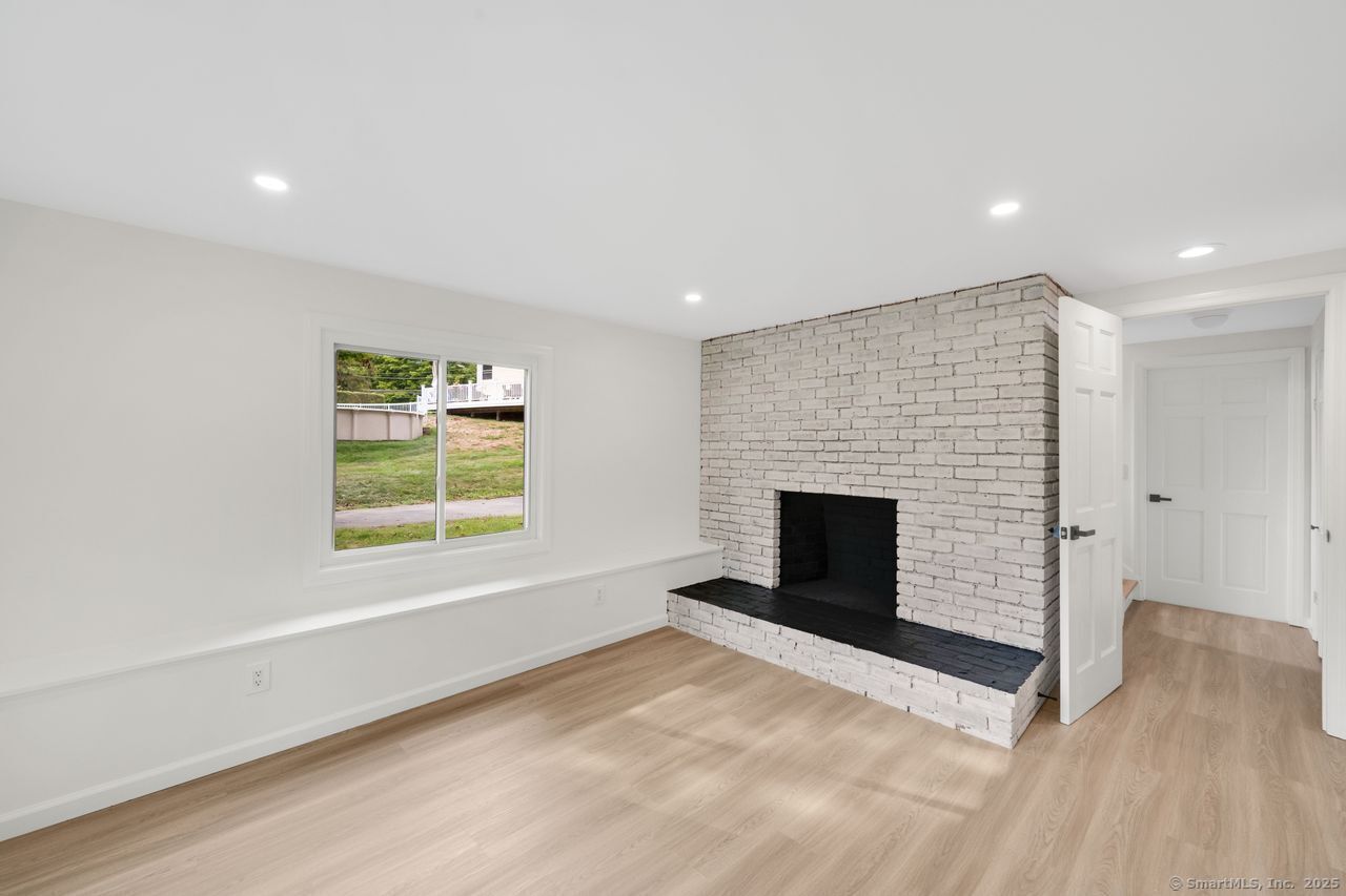 Milford, Connecticut, 06461, United States, 4 Bedrooms Bedrooms, ,3 BathroomsBathrooms,Residential,For Sale,1932741