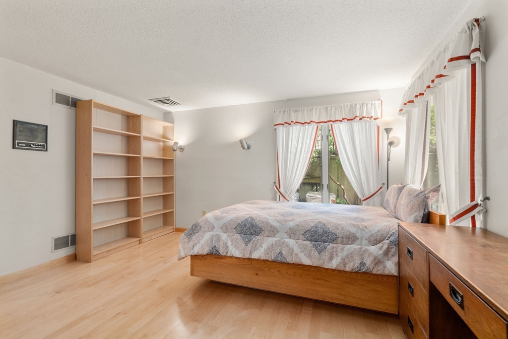 Dartmouth, Massachusetts, 02748, United States, 4 Bedrooms Bedrooms, ,5 BathroomsBathrooms,Residential,For Sale,1804172