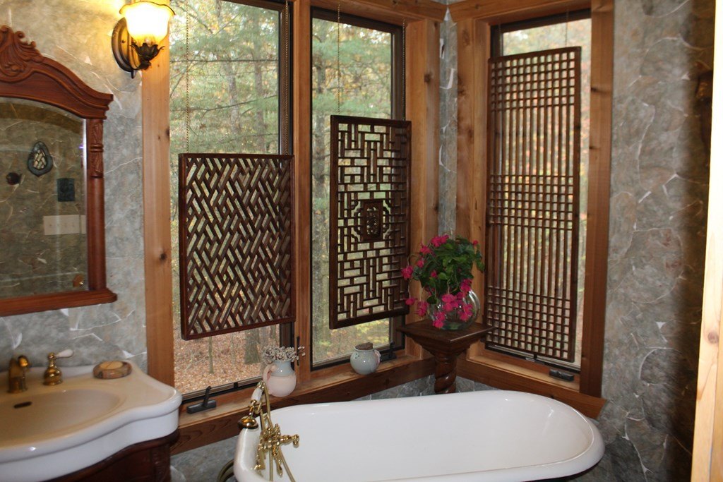 Murphy, North Carolina, 28906, United States, 2 Bedrooms Bedrooms, ,4 BathroomsBathrooms,Residential,For Sale,1915362