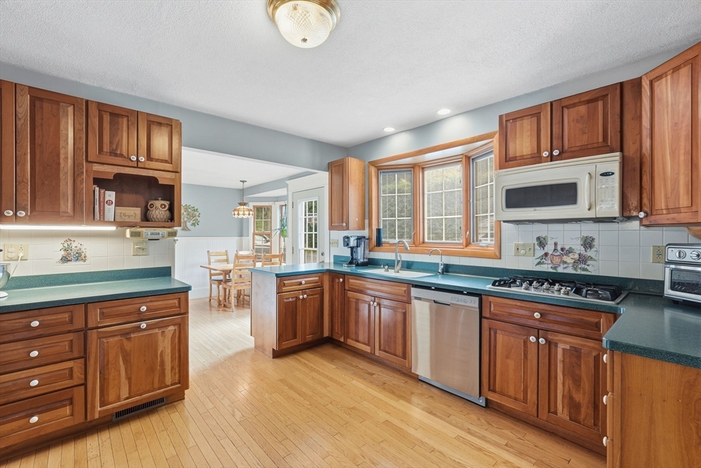 South Hadley, Massachusetts, 01075, United States, 4 Bedrooms Bedrooms, ,2 BathroomsBathrooms,Residential,For Sale,1970886