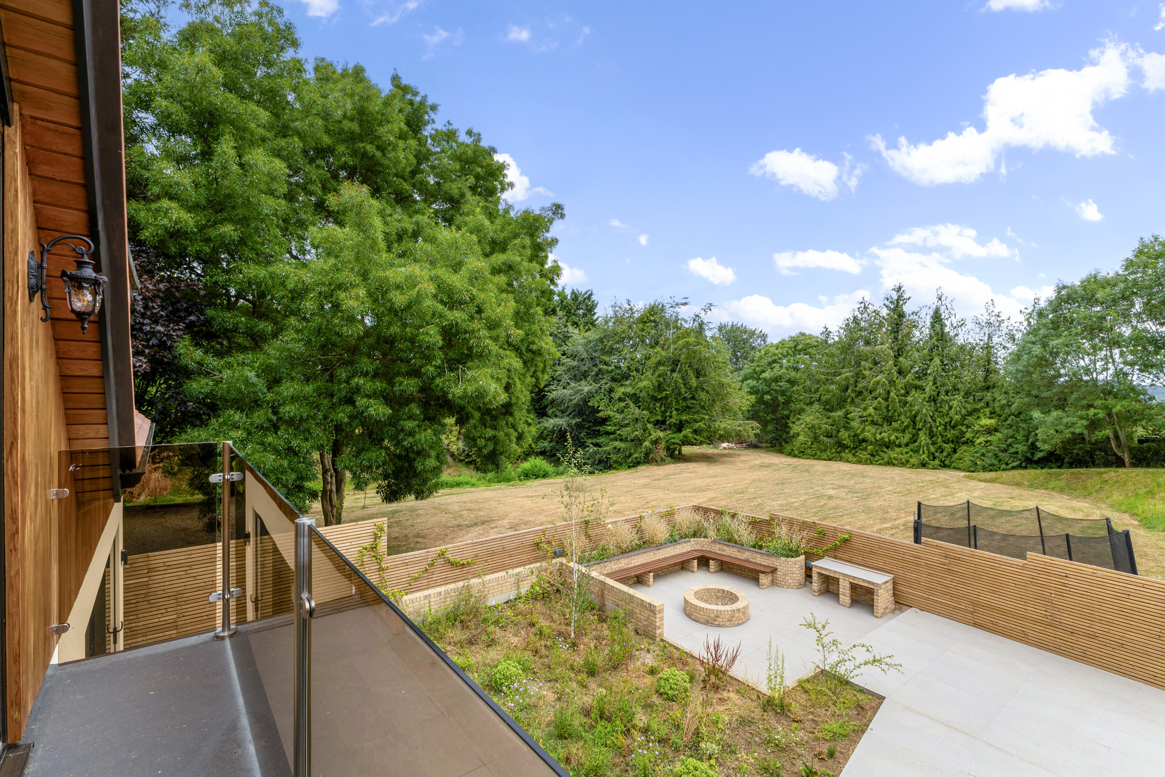  A Gated Contemporary House with an Indoor Swimming Pool - 物件實景