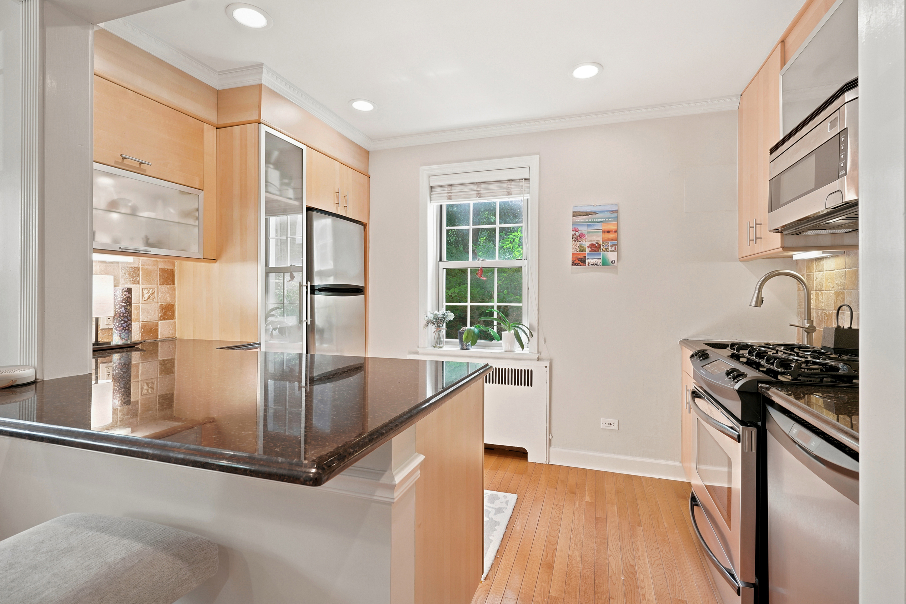  Beautifully updated first-floor studio in the gated Scarsdale Chateaux community - 物件實景