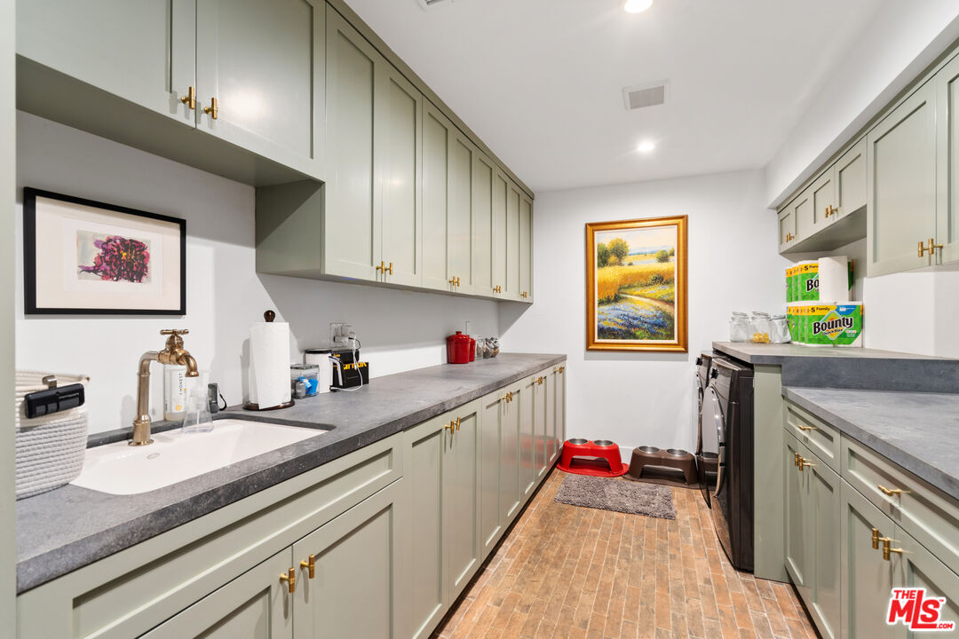 Los Angeles, California, 90068, United States, 4 Bedrooms Bedrooms, ,4 BathroomsBathrooms,Residential,For Sale,1897073