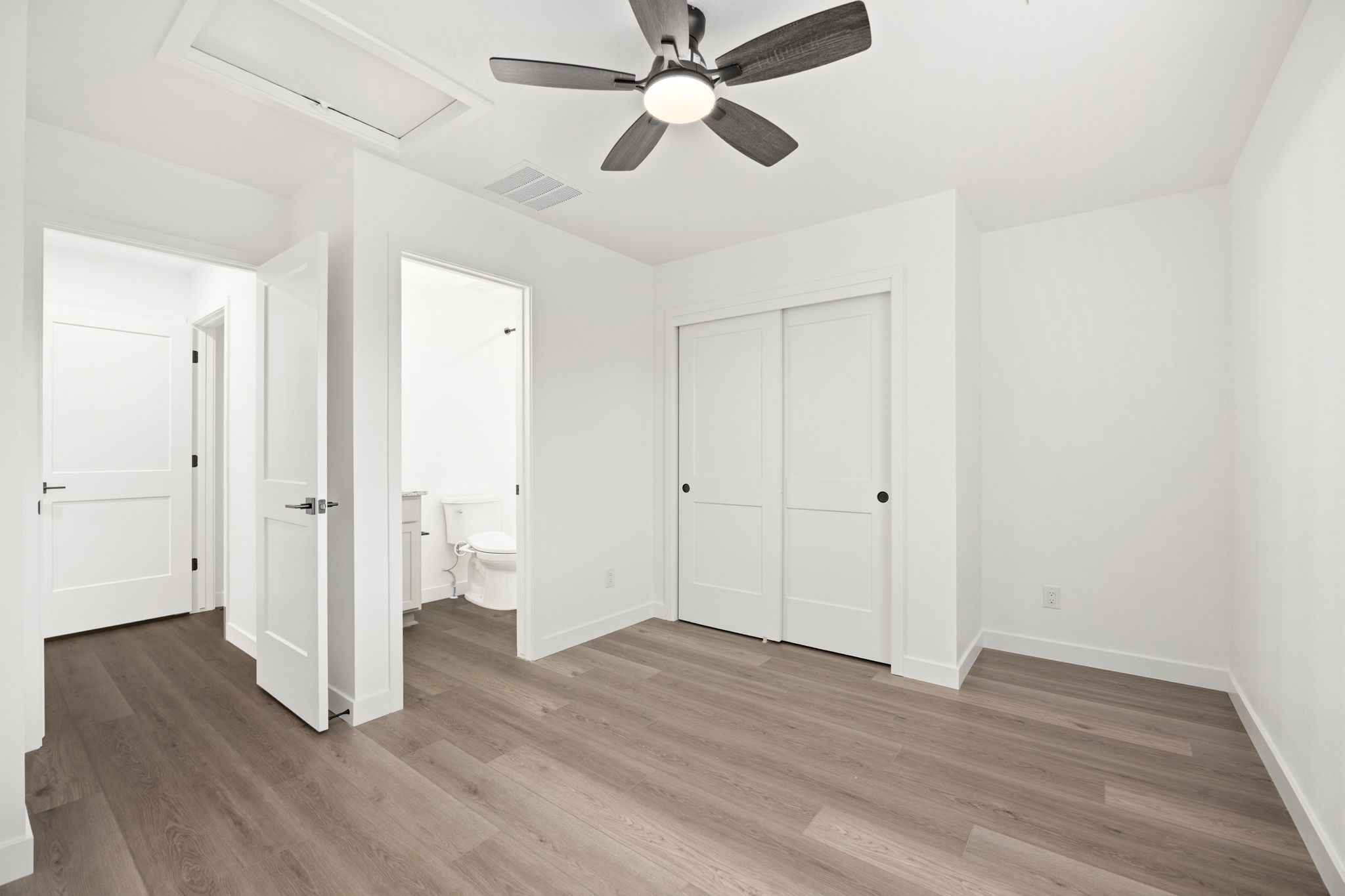  Newly constructed home offering 6 beds & 4 baths with a flexible layout - 物件實景
