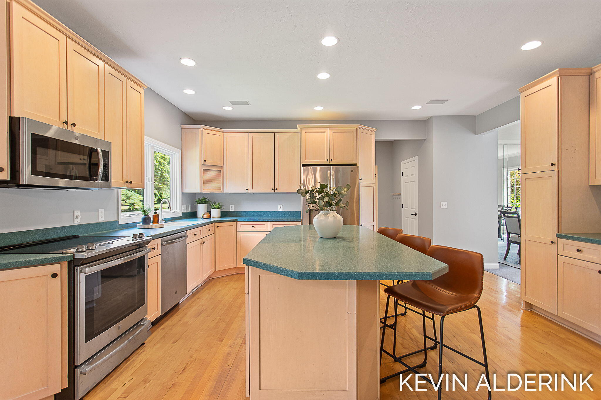 Holland, Michigan, 49423, United States, 5 Bedrooms Bedrooms, ,6 BathroomsBathrooms,Residential,For Sale,1908237