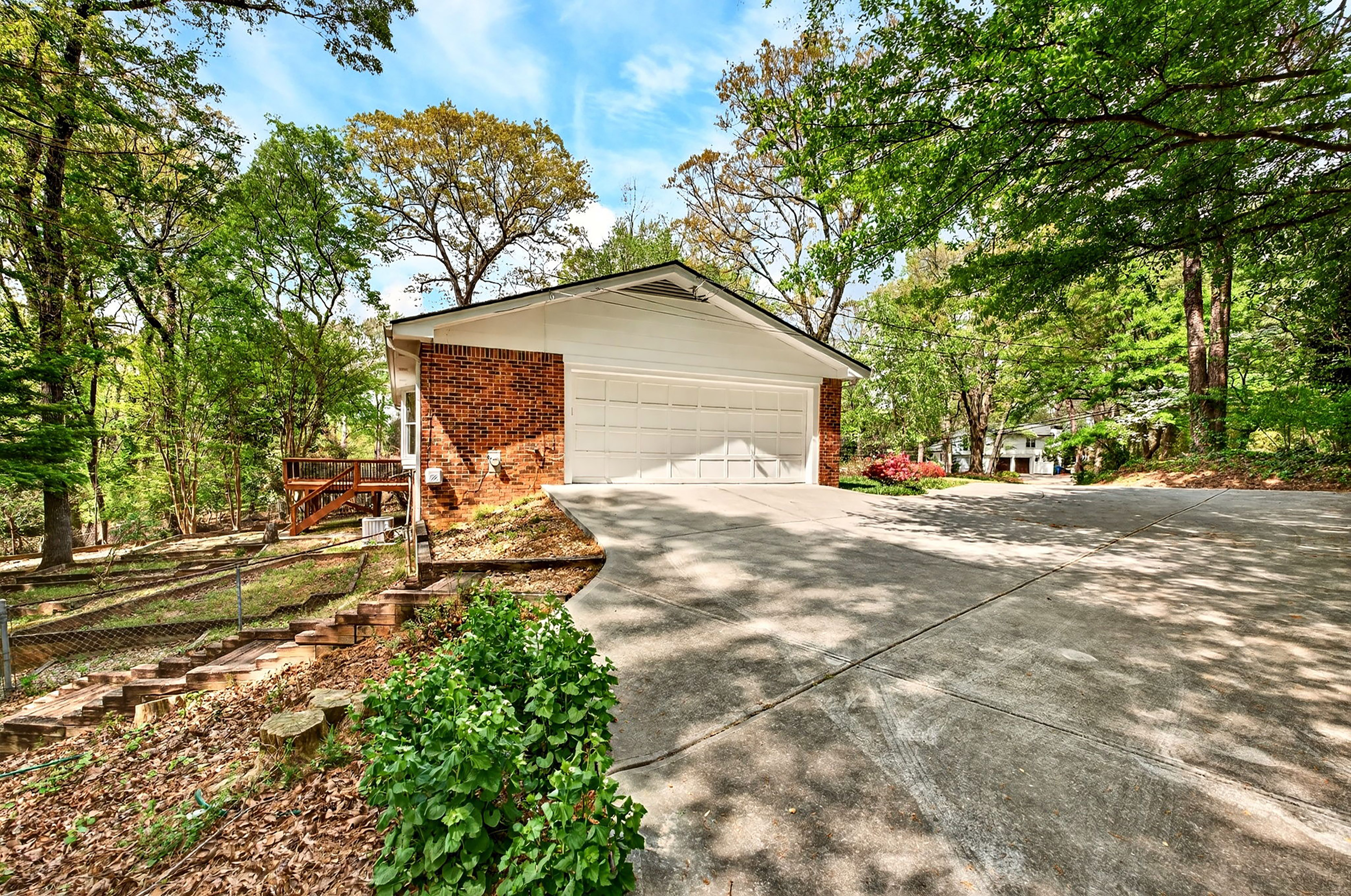  Thoughtfully Expanded and Updated Dunwoody Home on Wooded 0.82+/- Acre Lot - 物件實景