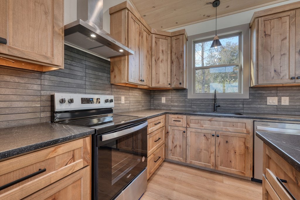 Hayesville, North Carolina, 28904, United States, 3 Bedrooms Bedrooms, ,4 BathroomsBathrooms,Residential,For Sale,1839913