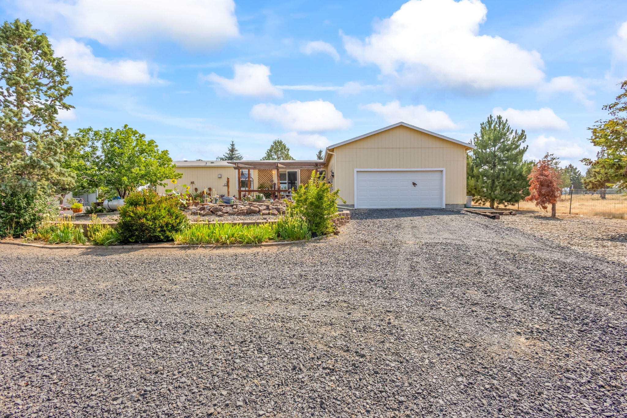 Prineville, Oregon, 97754, United States, 4 Bedrooms Bedrooms, ,2 BathroomsBathrooms,Residential,For Sale,1919985