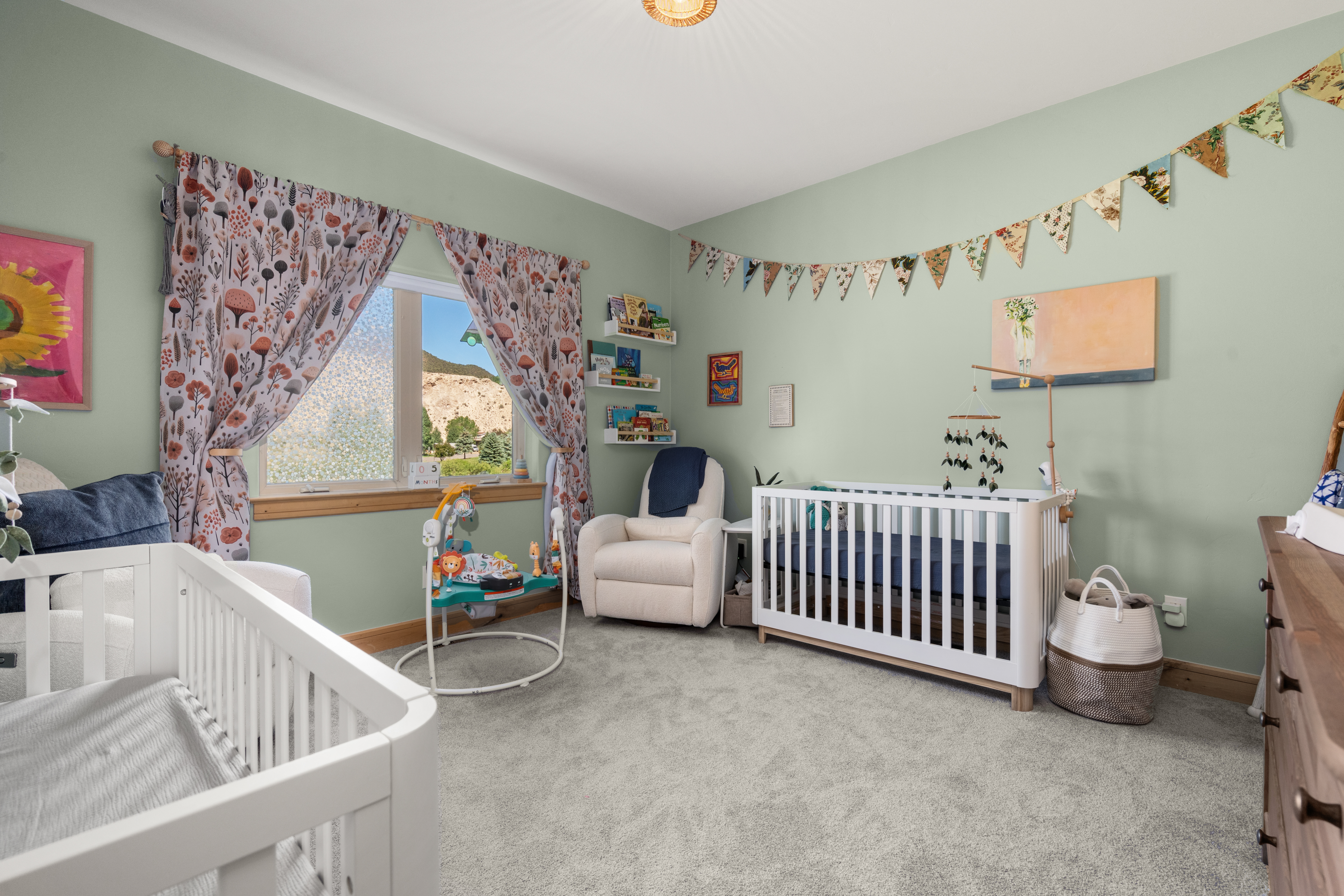  Inviting Home Features Soaring Vaulted Ceilings, Expansive Windows~ - 物件實景