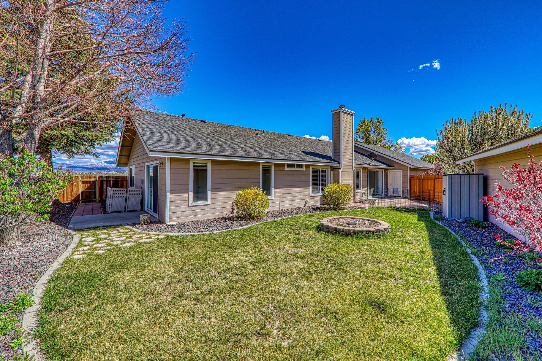  3 Bedrooms, 2 bath, 2 car garage, single level home in Minden NV - 物件實景