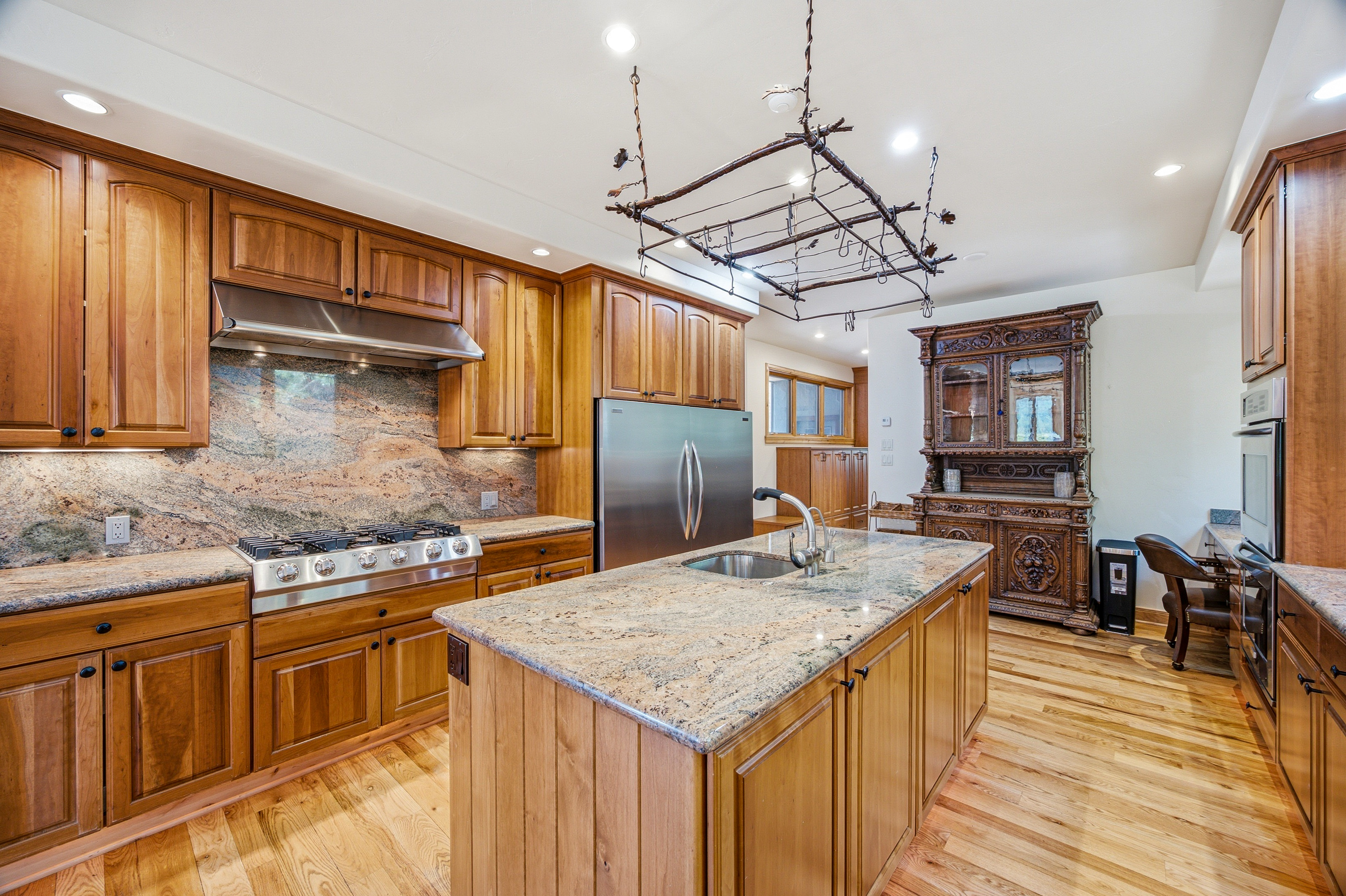  Custom-built, Single-family Home in the Exclusive Grand Traverse Neighborhood - 物件實景