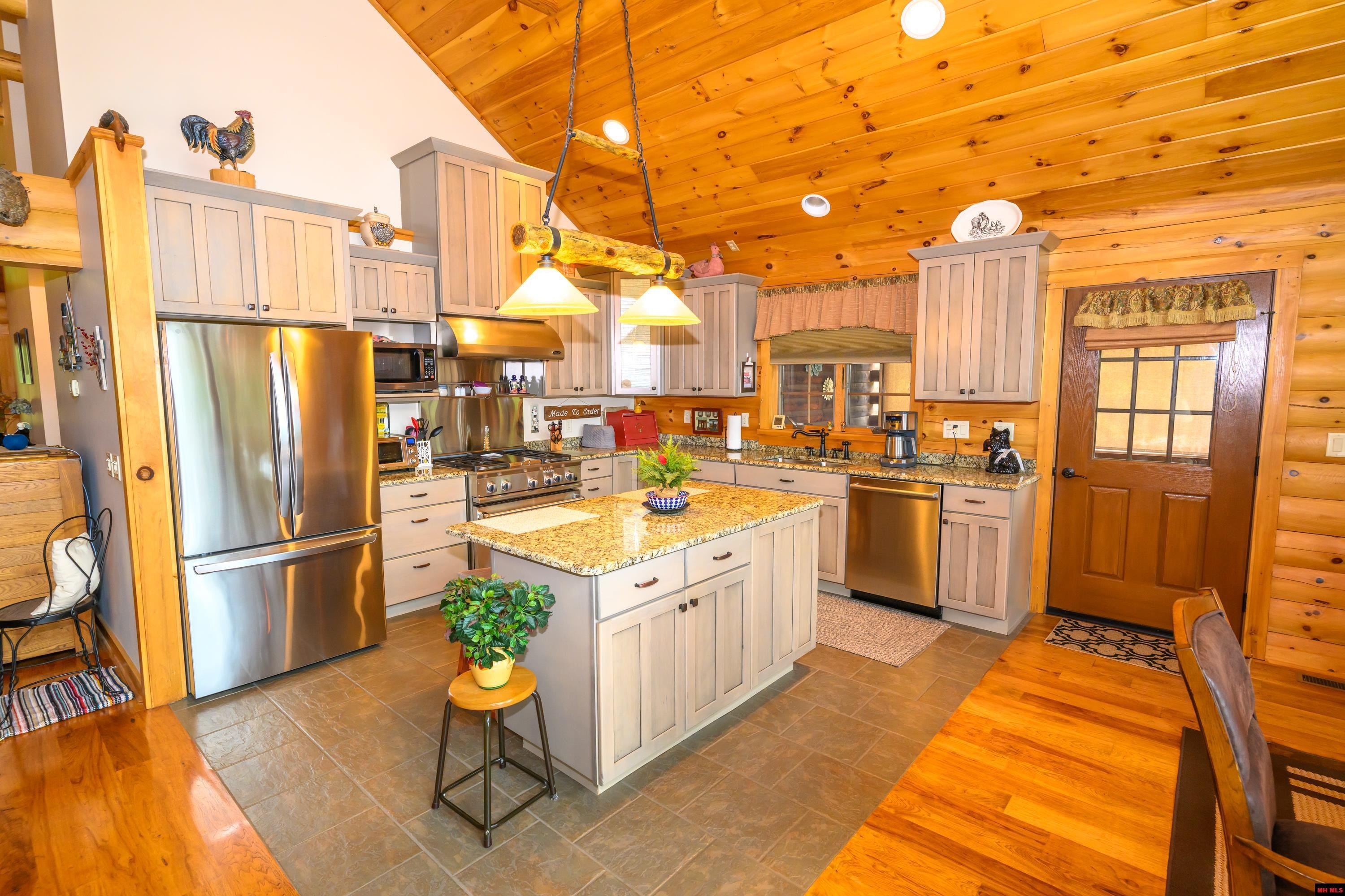 Mountain Home, Arkansas, 72653, United States, 3 Bedrooms Bedrooms, ,3 BathroomsBathrooms,Residential,For Sale,1895222