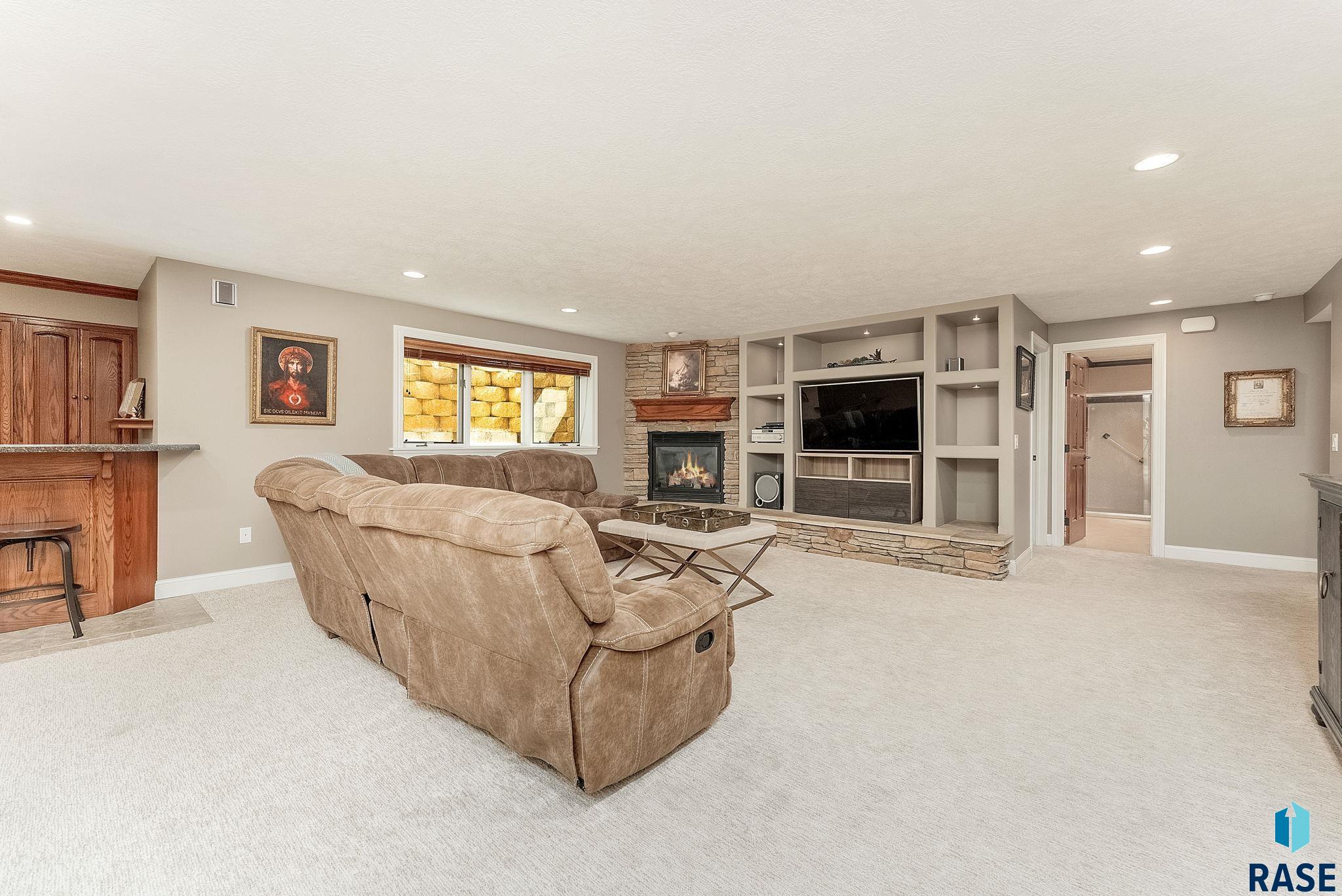 Sioux Falls, South Dakota, 57106, United States, 5 Bedrooms Bedrooms, ,3 BathroomsBathrooms,Residential,For Sale,1946502