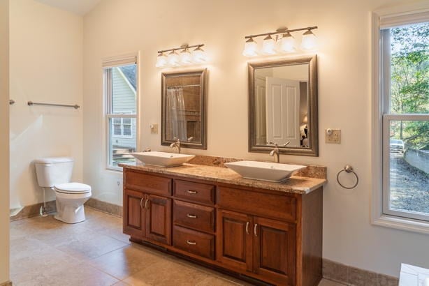 Murphy, North Carolina, 28906, United States, 4 Bedrooms Bedrooms, ,4 BathroomsBathrooms,Residential,For Sale,1989693