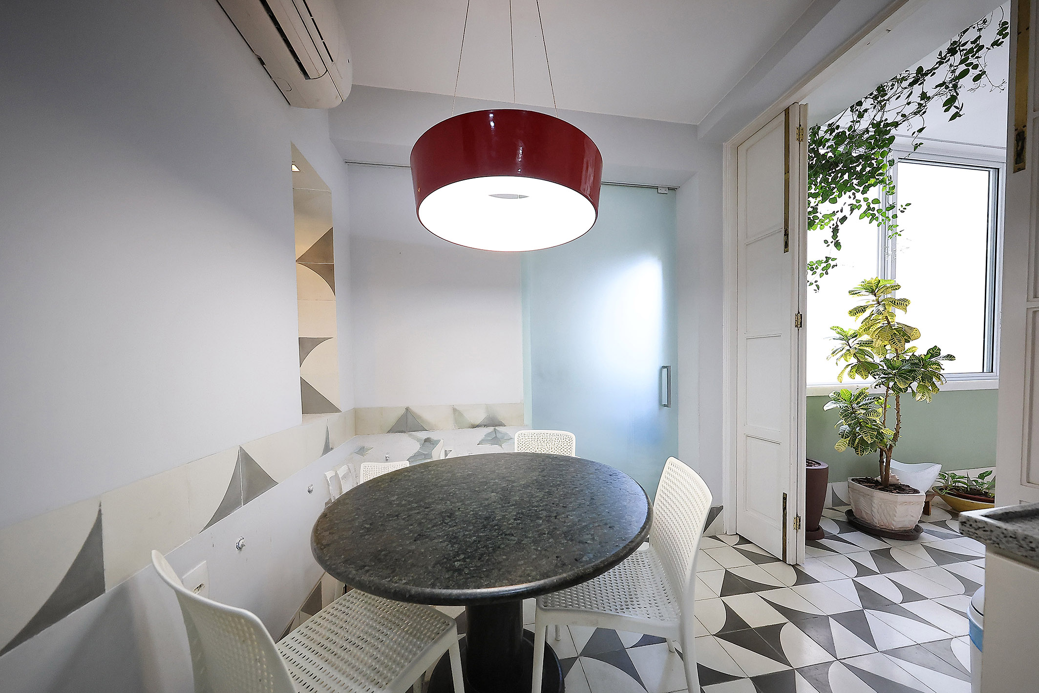  Apartment with Treetop Views on Praça Eugênio Jardim - 物件實景
