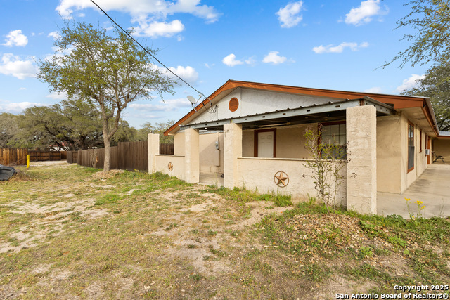 Floresville, Texas, 78114, United States, 6 Bedrooms Bedrooms, ,3 BathroomsBathrooms,Residential,For Sale,1754685