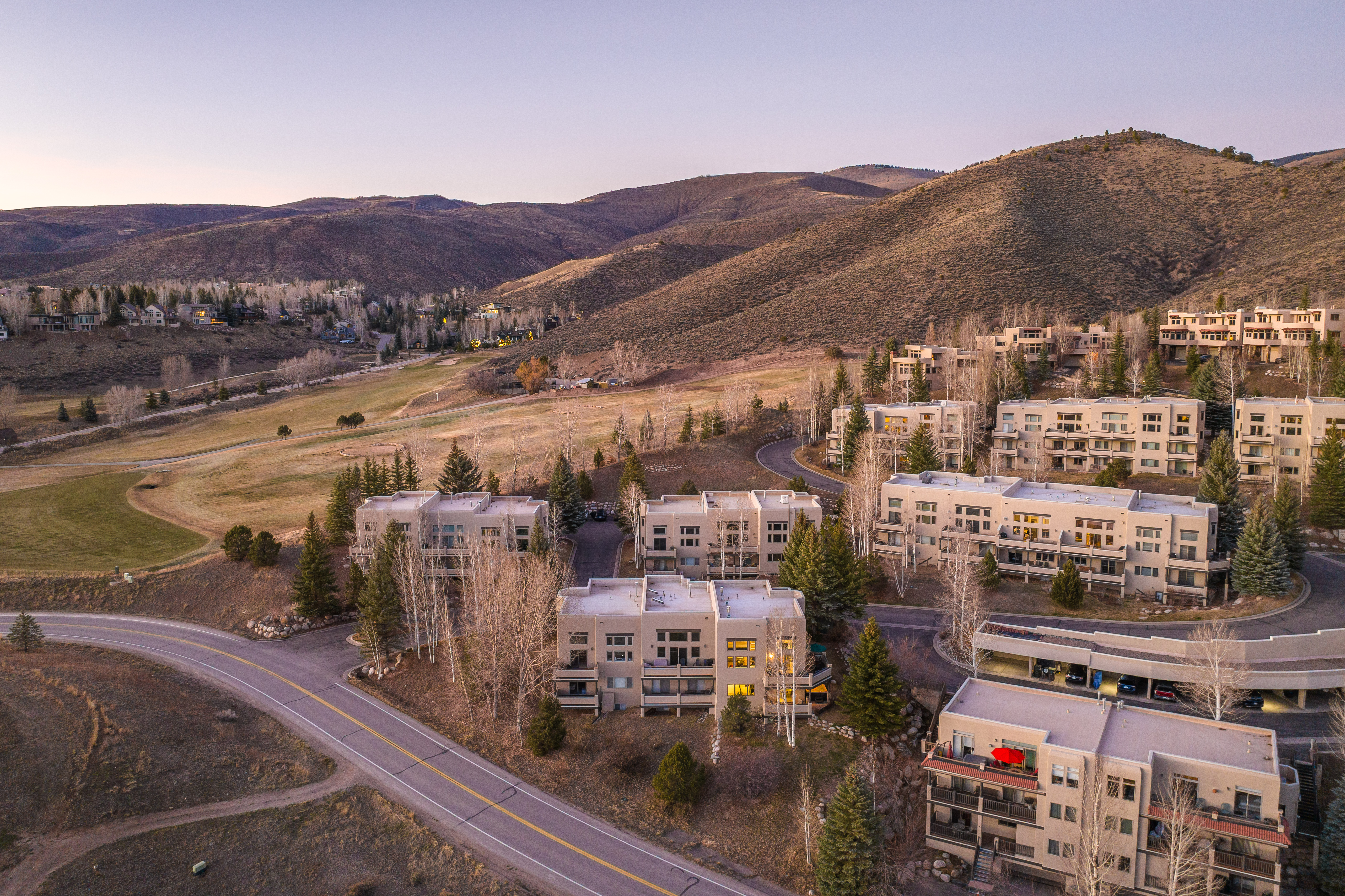  Captures sweeping views of Arrowhead and the surrounding mountain landscape. - 物件實景
