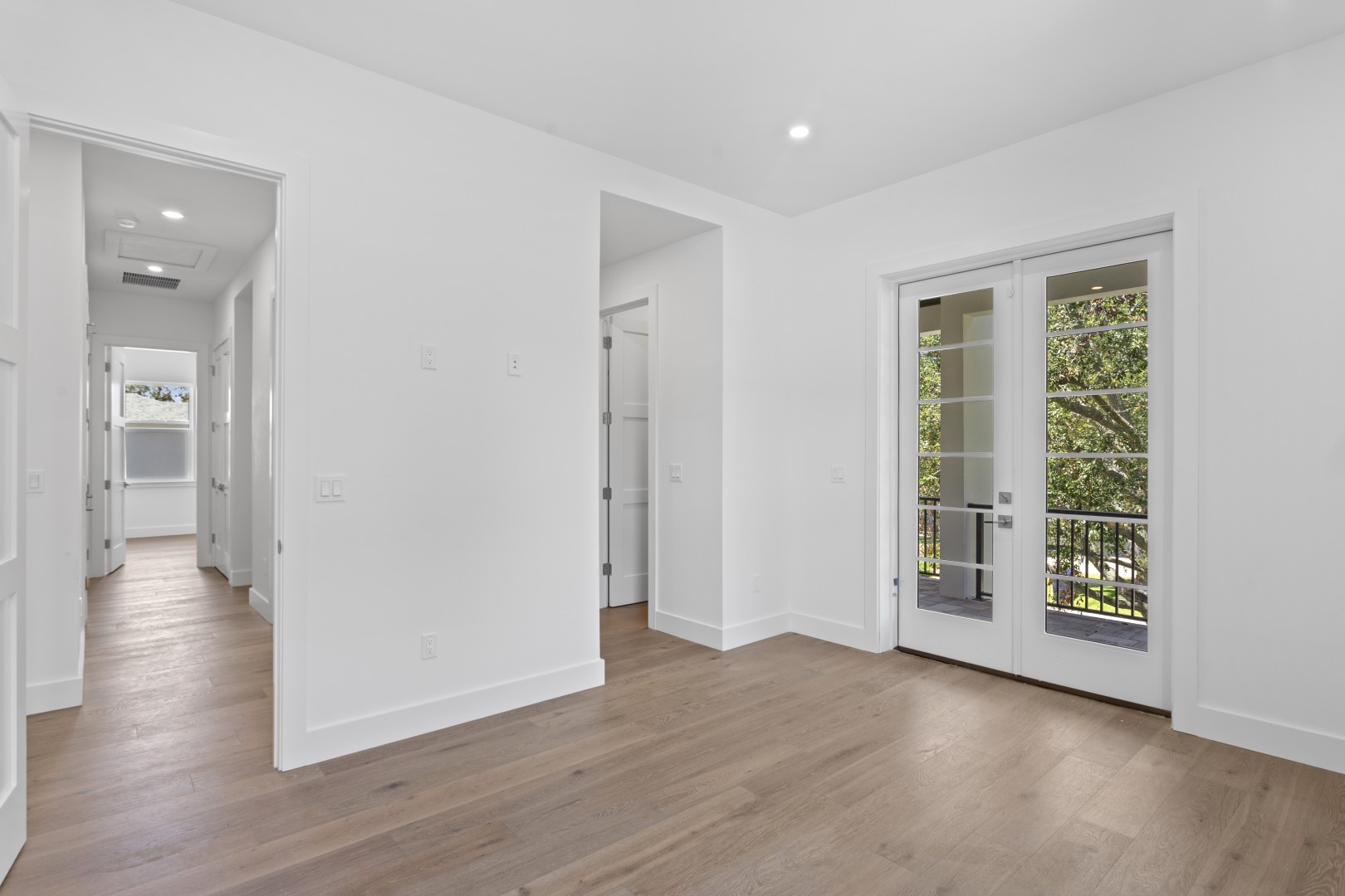 Tampa, Florida, 33611, United States, 6 Bedrooms Bedrooms, ,6 BathroomsBathrooms,Residential,For Sale,1981634