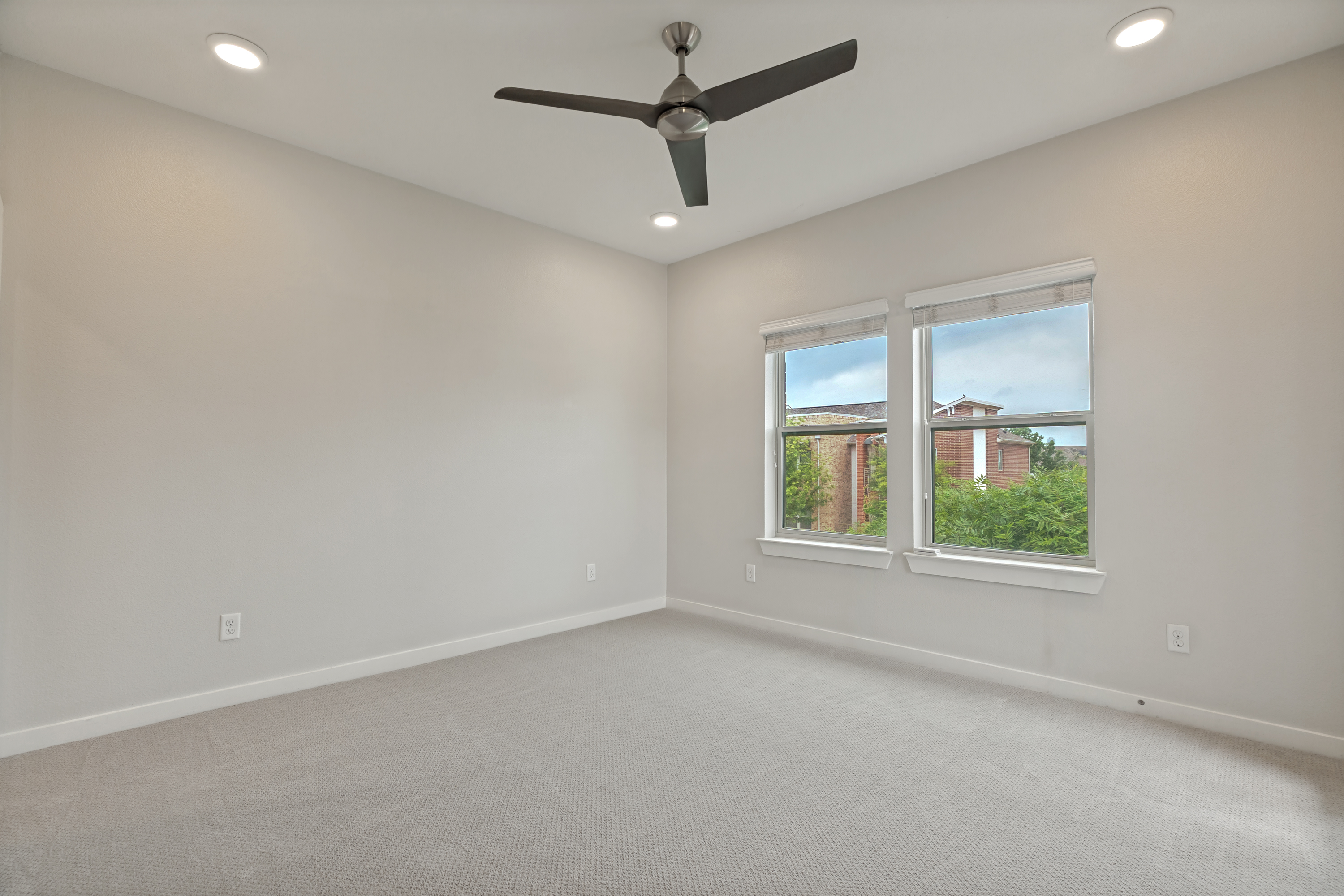  Welcome to this Beautifully Designed 3-bedroom, 2.5-bath Townhouse - 物件實景