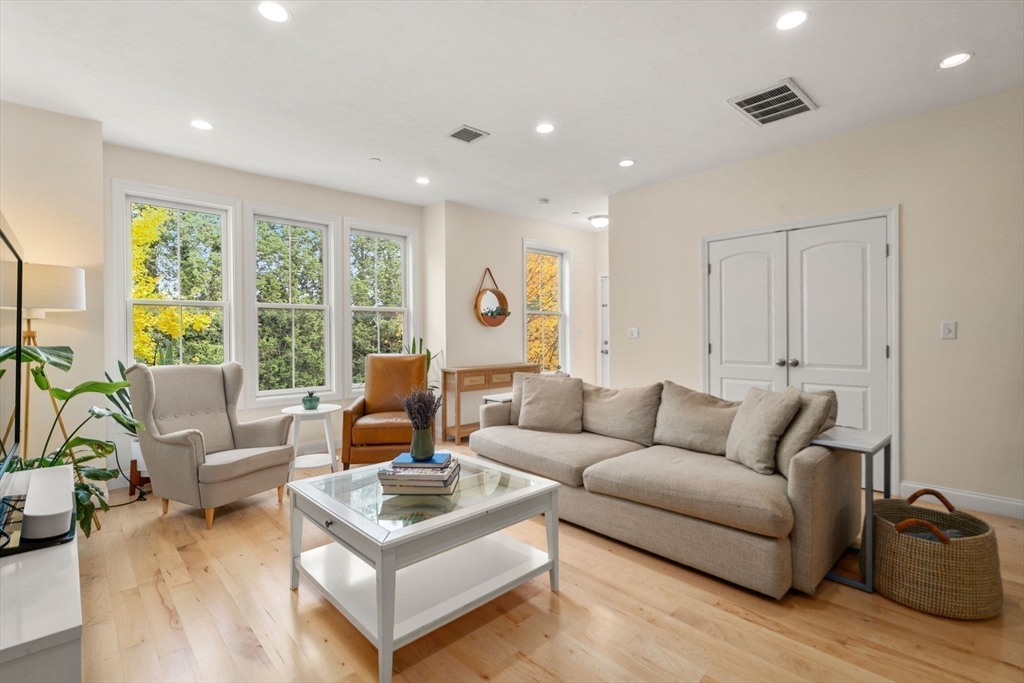 Boston, Massachusetts, 02128, United States, 3 Bedrooms Bedrooms, ,2 BathroomsBathrooms,Residential,For Sale,2002086