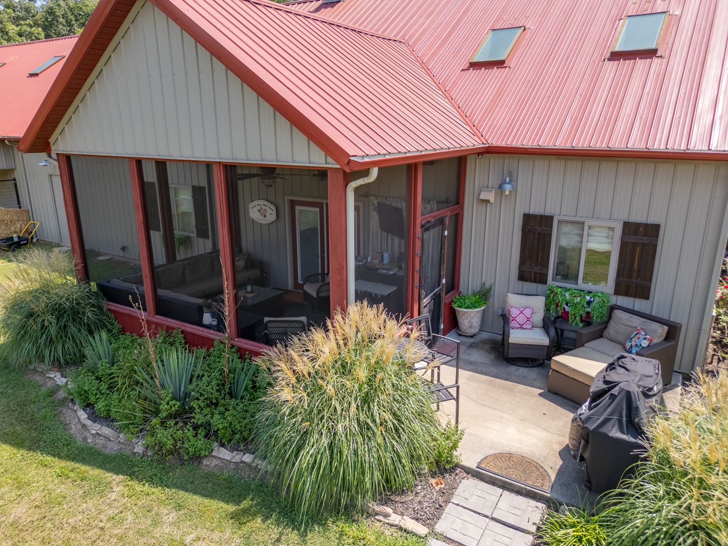 W Frankfort, Illinois, 62896, United States, 5 Bedrooms Bedrooms, ,4 BathroomsBathrooms,Residential,For Sale,1929151