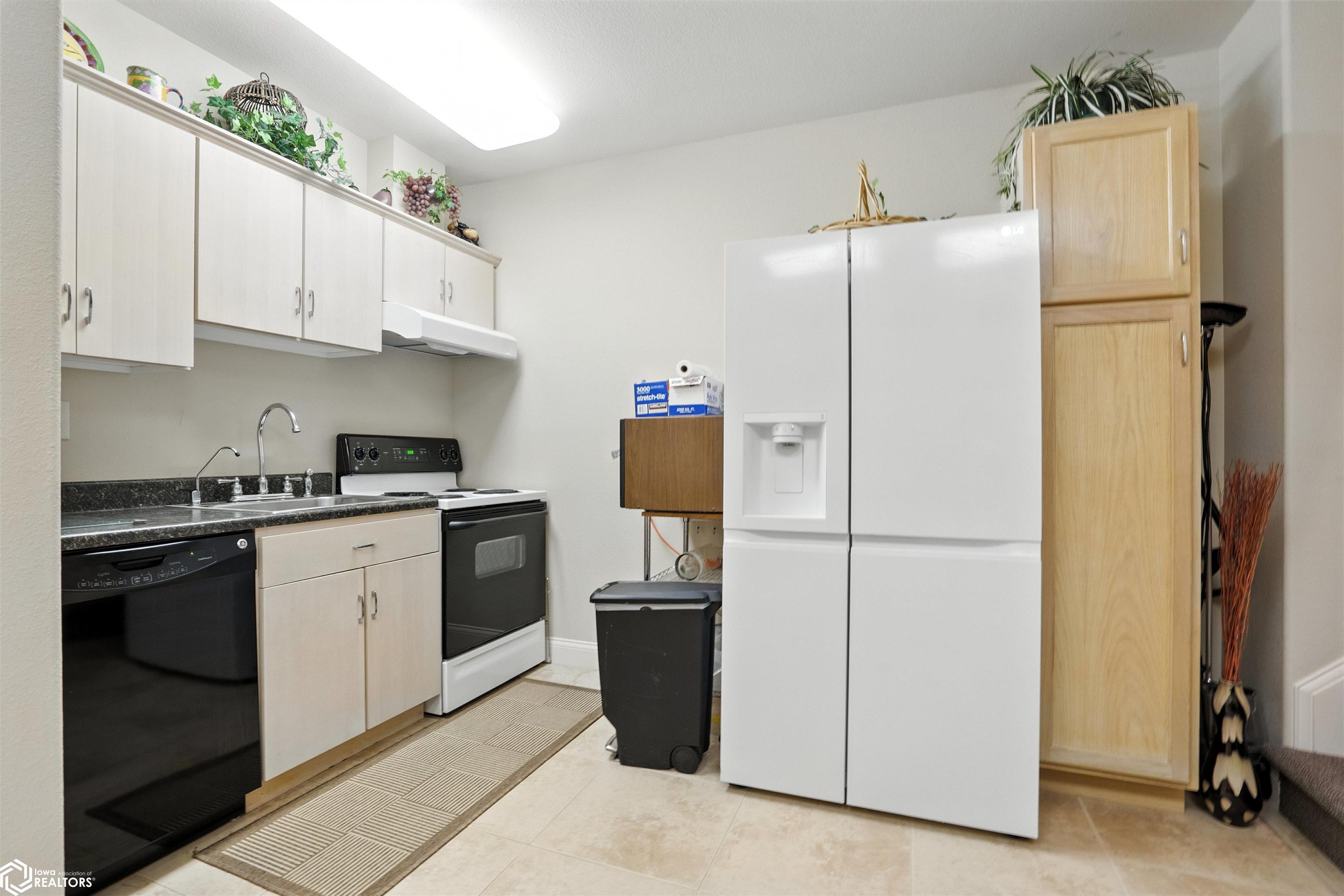 Burlington, Iowa, 52601, United States, 4 Bedrooms Bedrooms, ,5 BathroomsBathrooms,Residential,For Sale,1975547