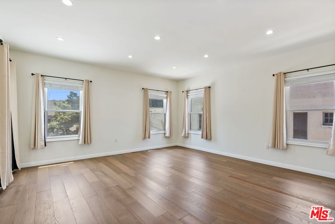 Los Angeles, California, 90006, United States, 7 Bedrooms Bedrooms, ,6 BathroomsBathrooms,Residential,For Sale,1848318