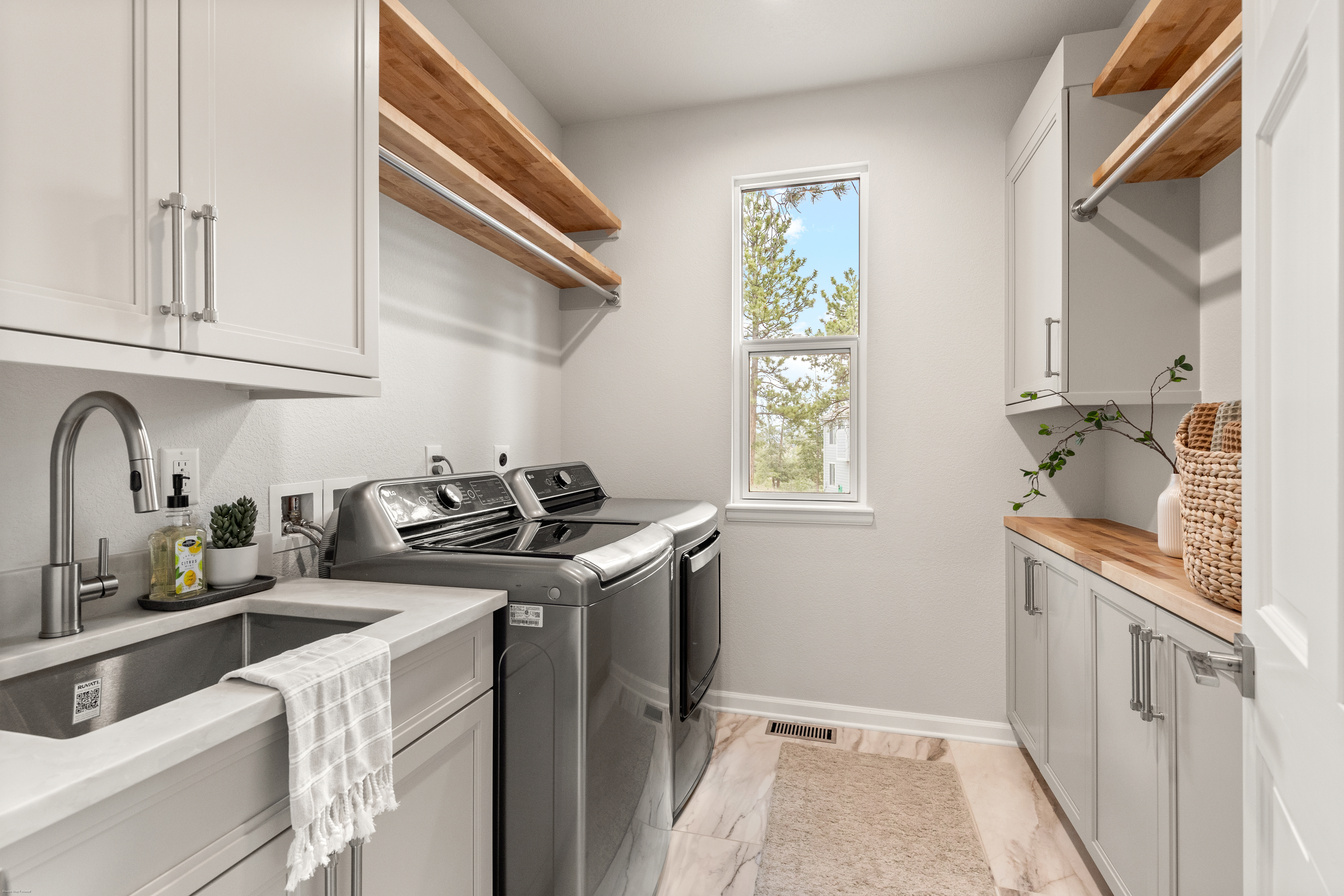  Extensively Renovated Main-Level Living - 物件實景