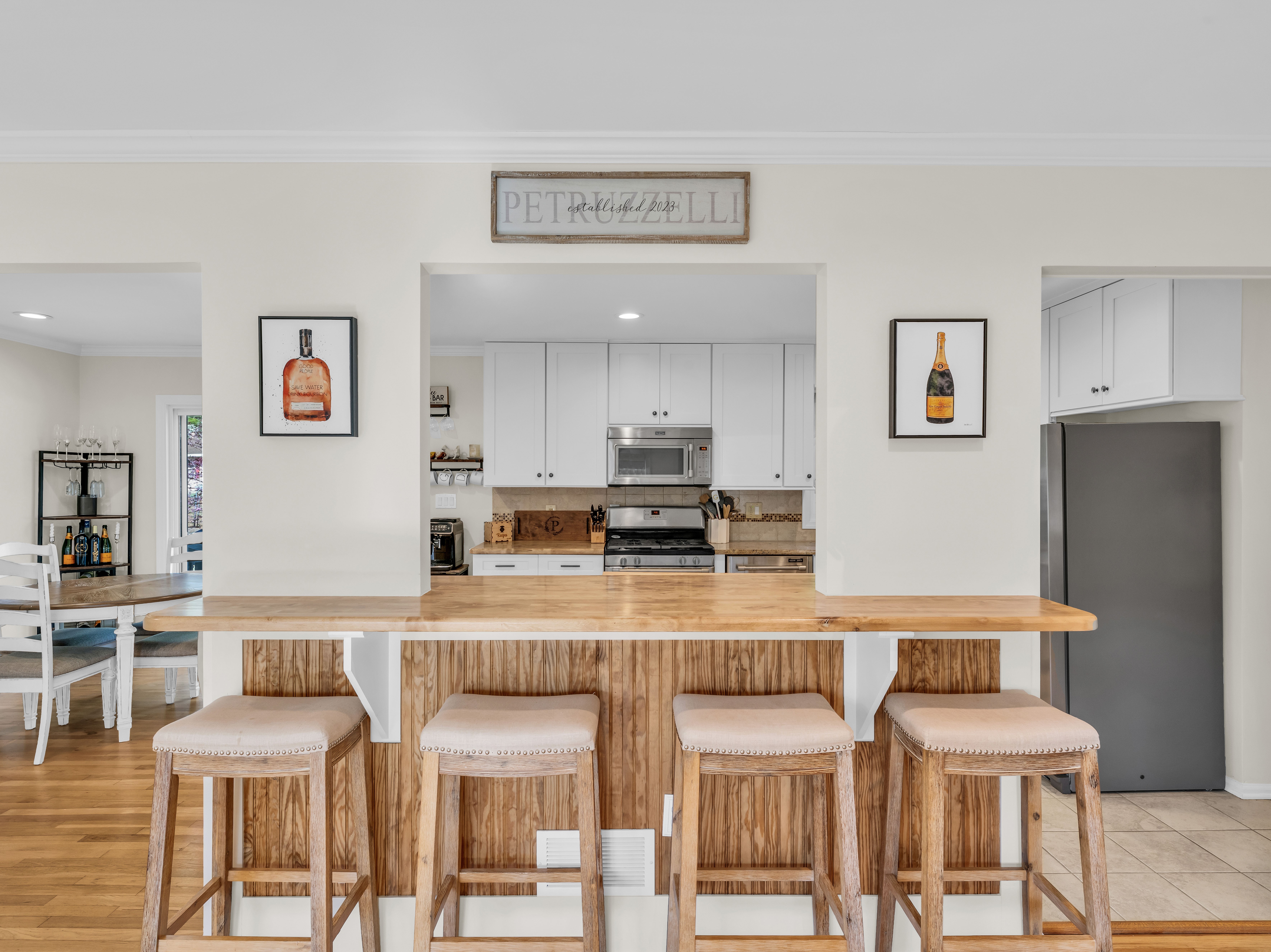  Welcome to this meticulously maintained charming 3-bedroom, 2-bathroom ranch, - 物件實景