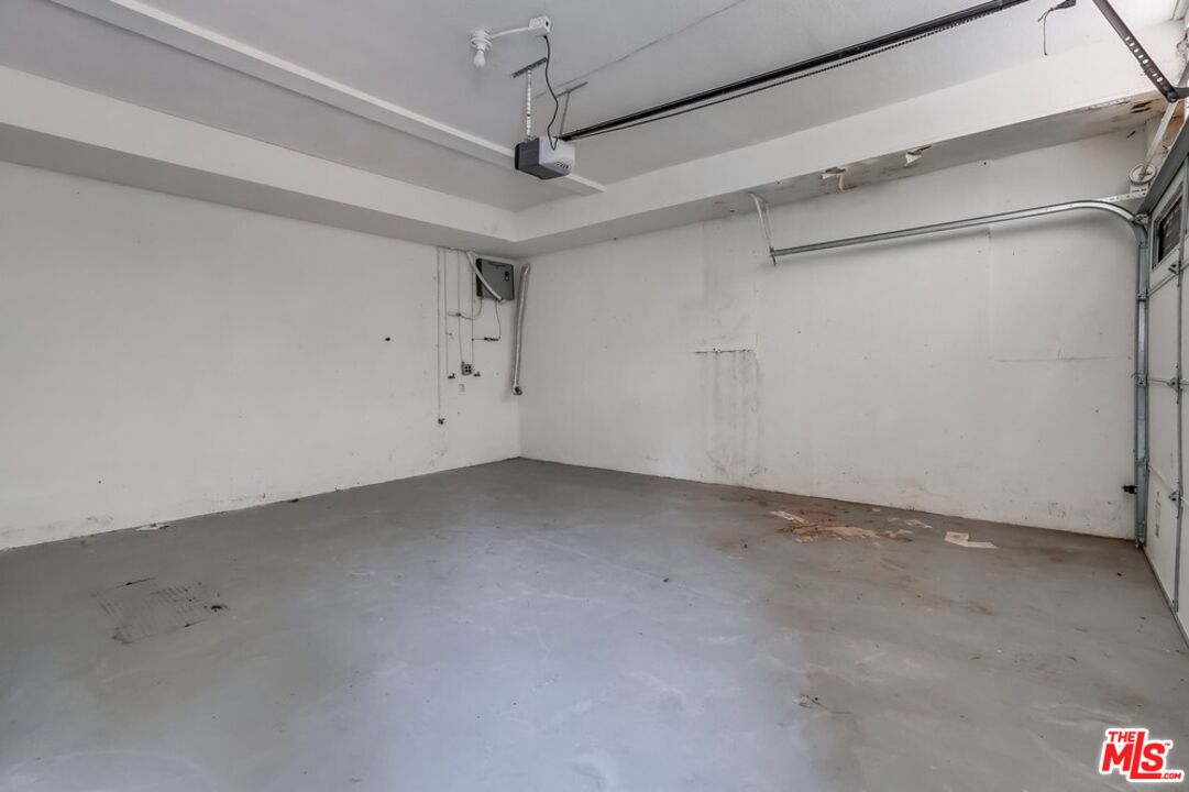 Los Angeles, California, 90046, United States, 3 Bedrooms Bedrooms, ,2 BathroomsBathrooms,Residential,For Sale,1908344