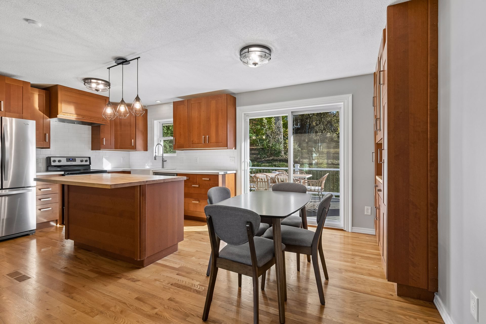  A Light-Filled Home Near Rolling Oaks Park - 物件實景