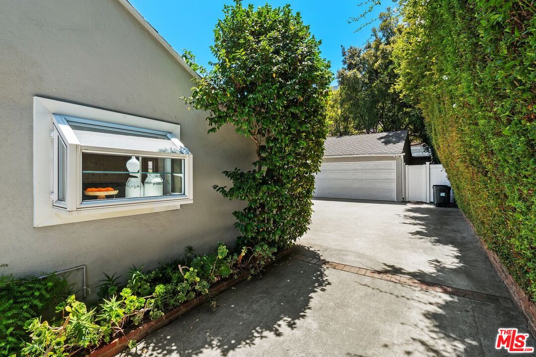 Los Angeles, California, 90049, United States, 3 Bedrooms Bedrooms, ,3 BathroomsBathrooms,Residential,For Sale,1902649