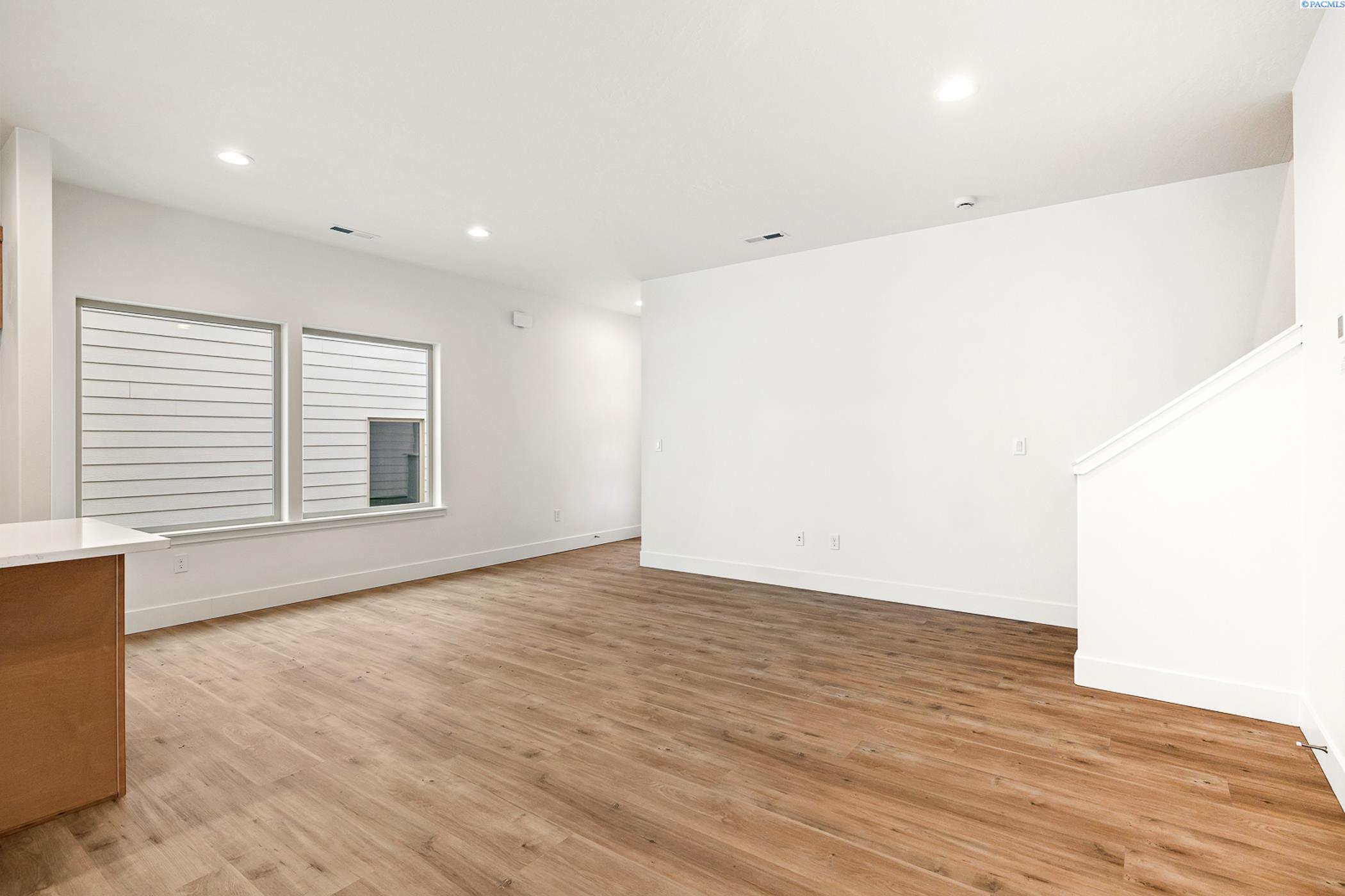 Kennewick, Washington, 99337, United States, 5 Bedrooms Bedrooms, ,Residential,For Sale,1940850