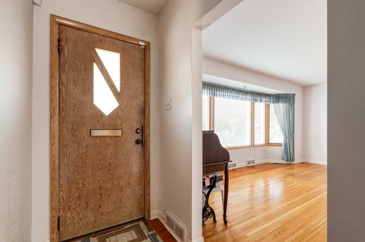 CALGARY, Alberta, T3E 2S7, CA, 3 Bedrooms Bedrooms, ,2 BathroomsBathrooms,Residential,For Sale,1896570