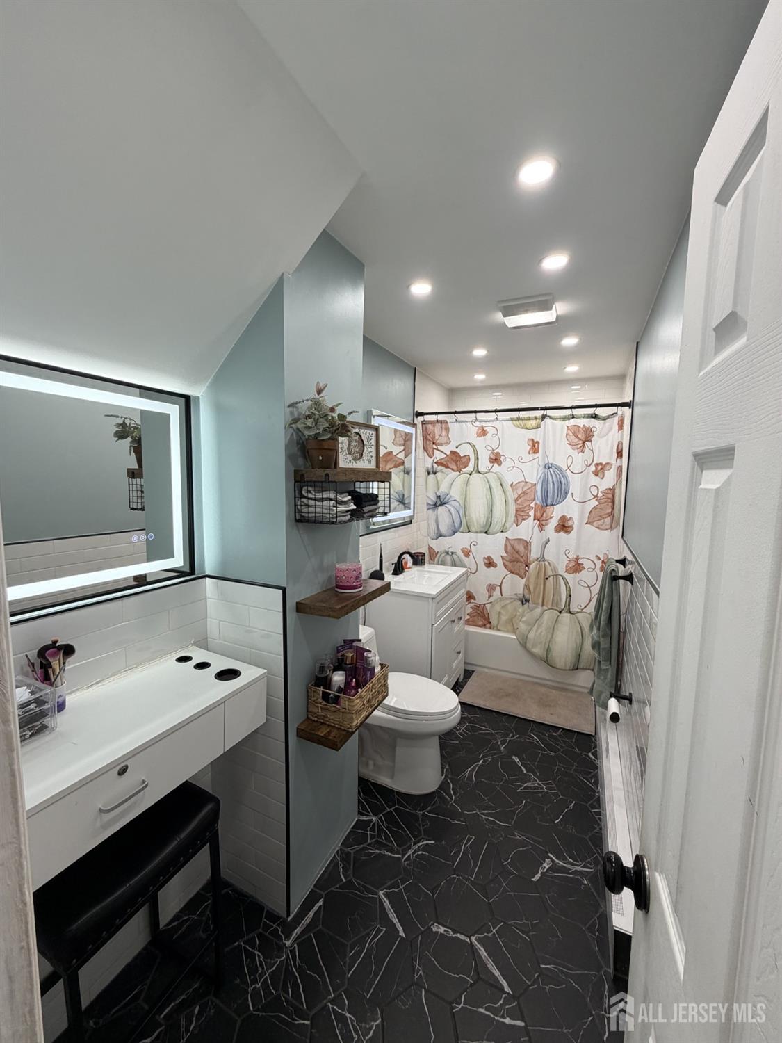 Fords, New Jersey, 08863, United States, 4 Bedrooms Bedrooms, ,2 BathroomsBathrooms,Residential,For Sale,2000605