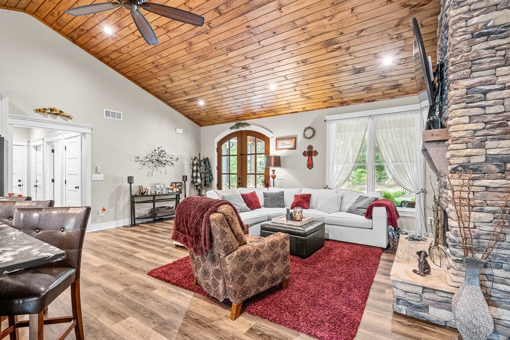 Talking Rock, Georgia, 30175, United States, 3 Bedrooms Bedrooms, ,2 BathroomsBathrooms,Residential,For Sale,1972069