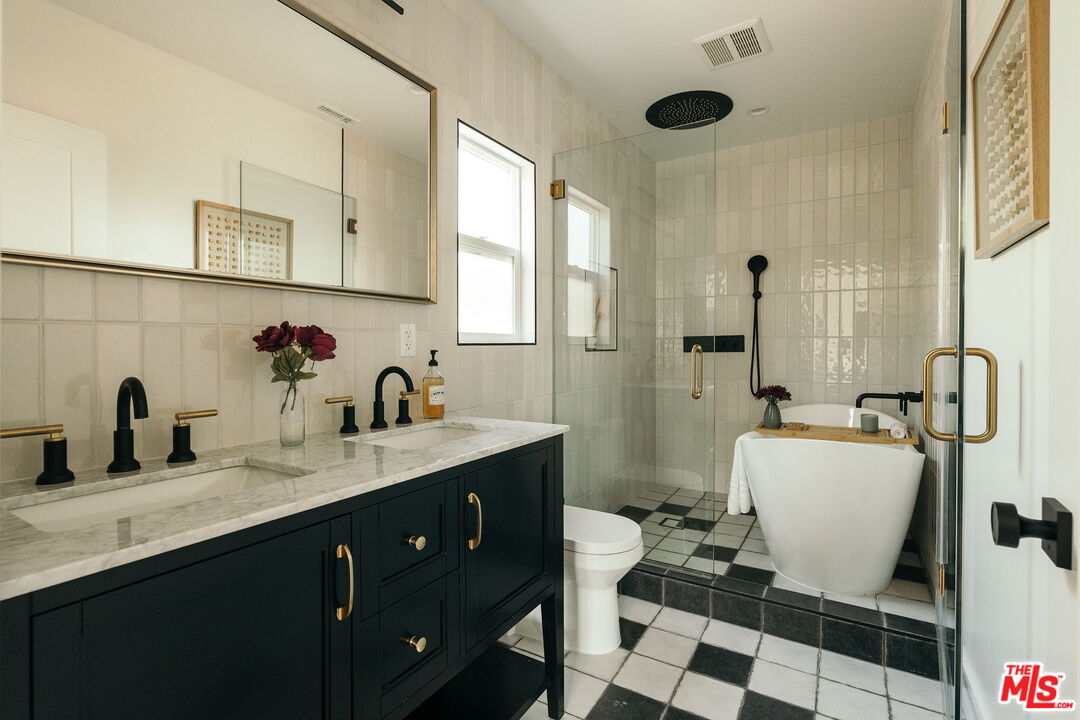 Los Angeles, California, 90019, United States, 4 Bedrooms Bedrooms, ,4 BathroomsBathrooms,Residential,For Sale,1889946