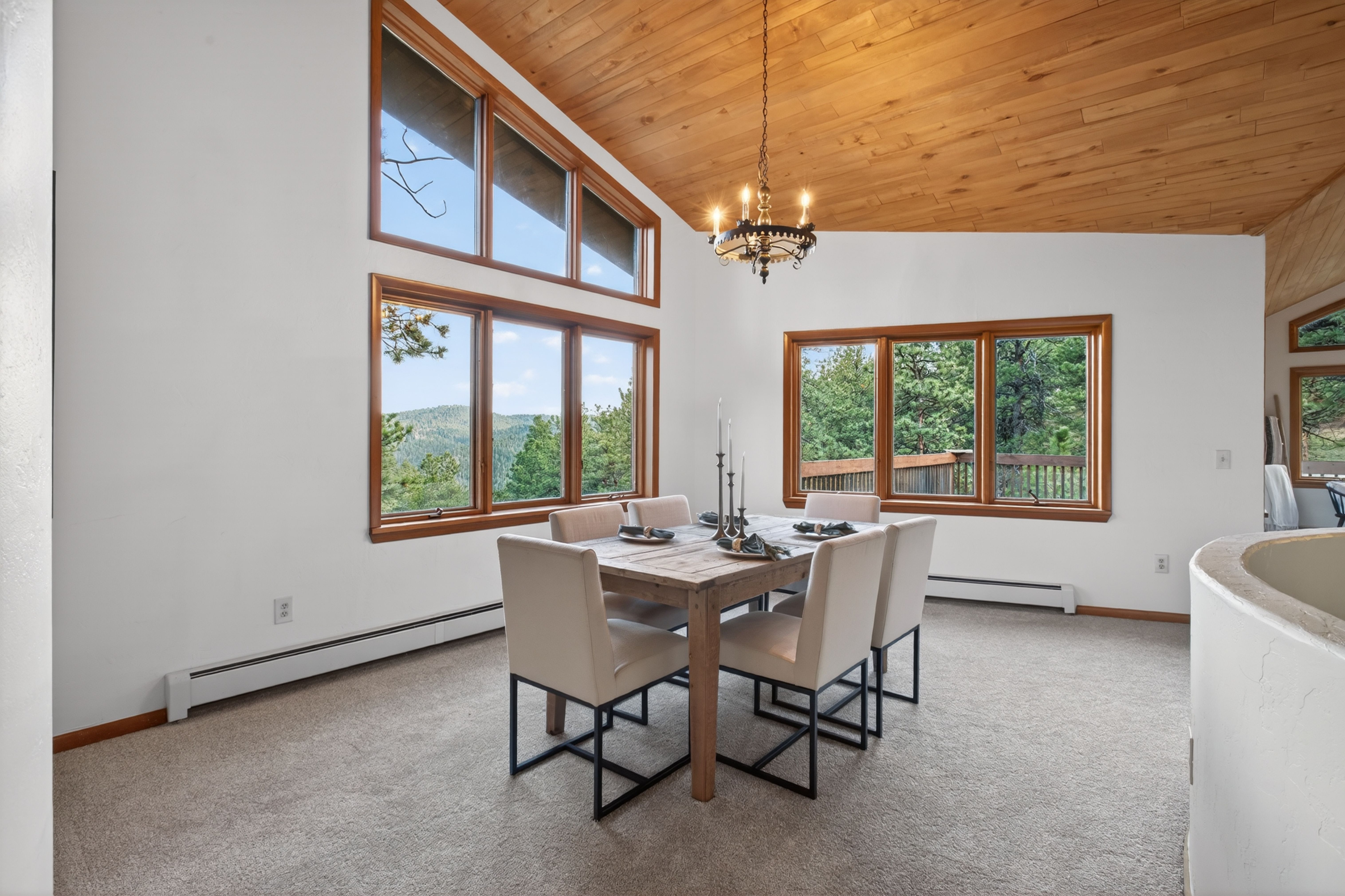  Ranch-style Custom Home on 1.16 Acre Sunny and Treed Lot in Genesee - 物件實景