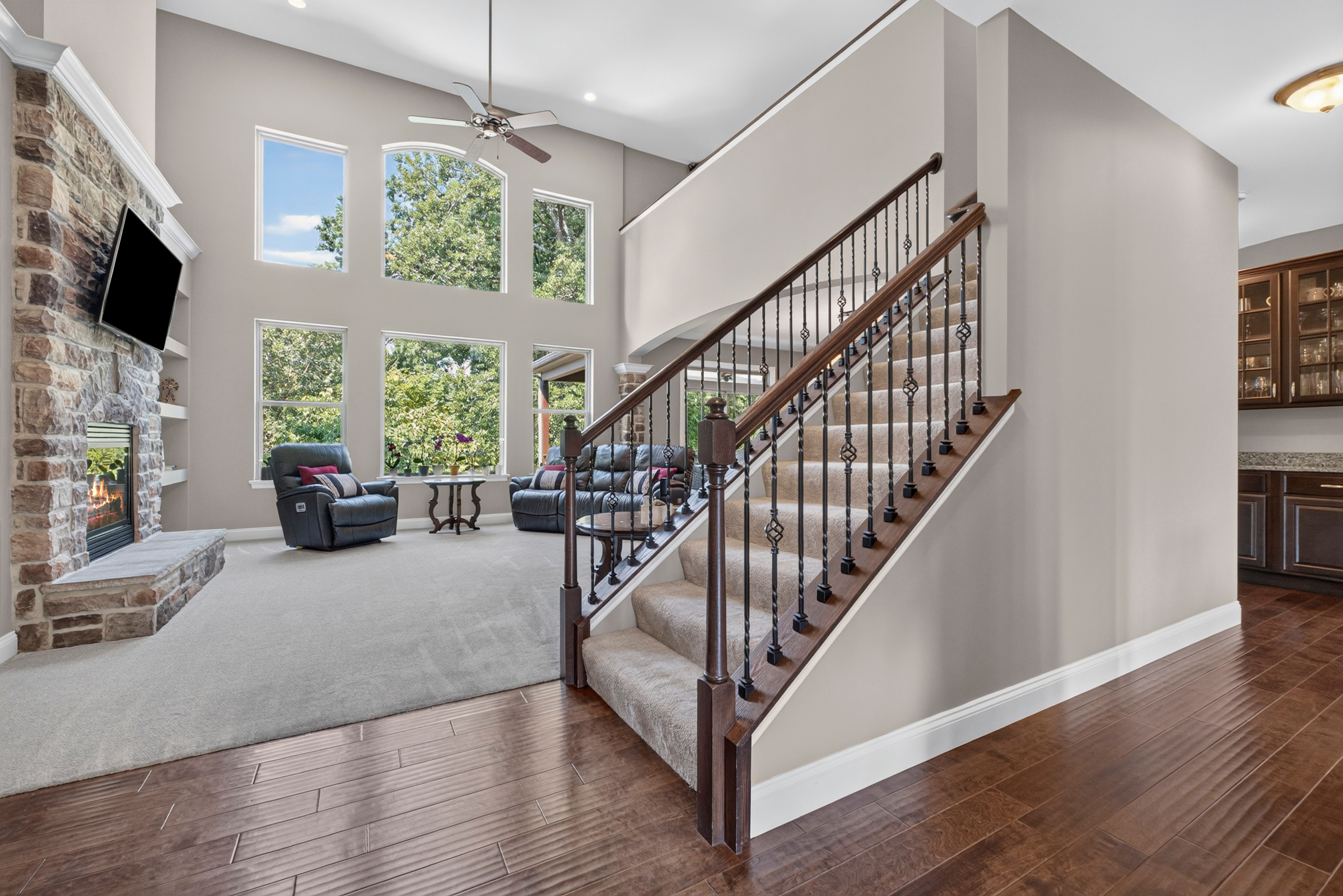  Located on 1.24 acre corner lot backing to mature trees. - 物件實景