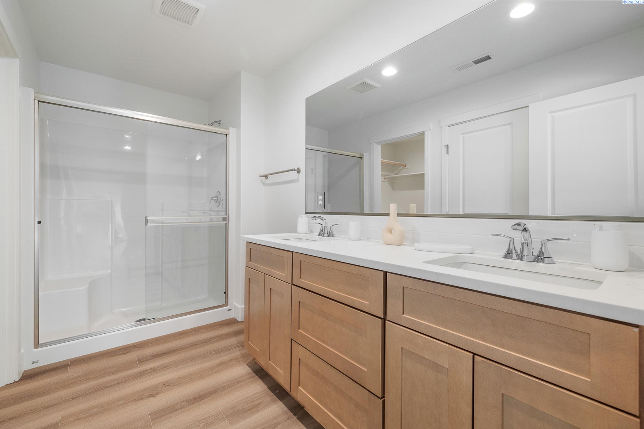 Kennewick, Washington, 99337, United States, 7 Bedrooms Bedrooms, ,Residential,For Sale,1949661