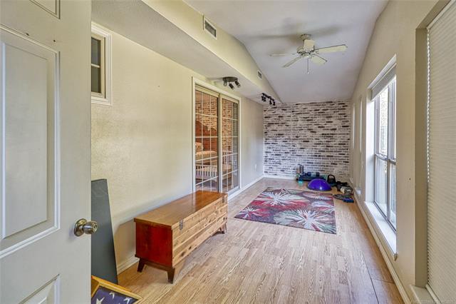 Eufaula, Oklahoma, 74432, United States, 3 Bedrooms Bedrooms, ,3 BathroomsBathrooms,Residential,For Sale,1987326