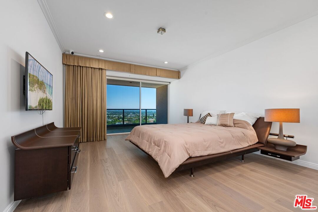 Los Angeles, California, 90024, United States, 3 Bedrooms Bedrooms, ,3 BathroomsBathrooms,Residential,For Sale,1949652