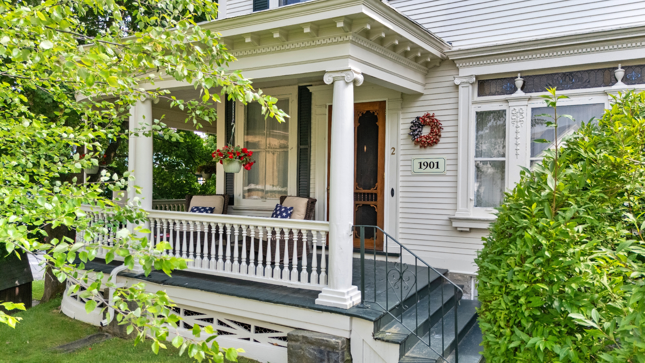  Charming In-Town Victorian with Large Carriage House - 物件實景