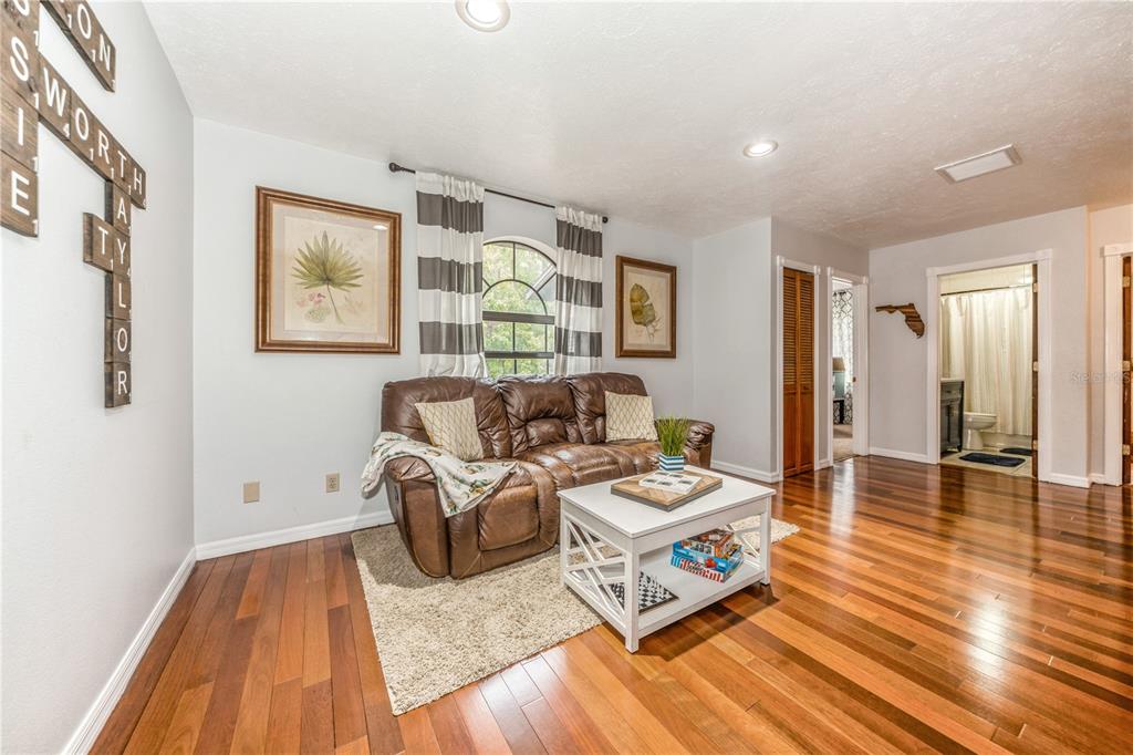 Dover, Florida, 33527, United States, 5 Bedrooms Bedrooms, ,3 BathroomsBathrooms,Residential,For Sale,1948421