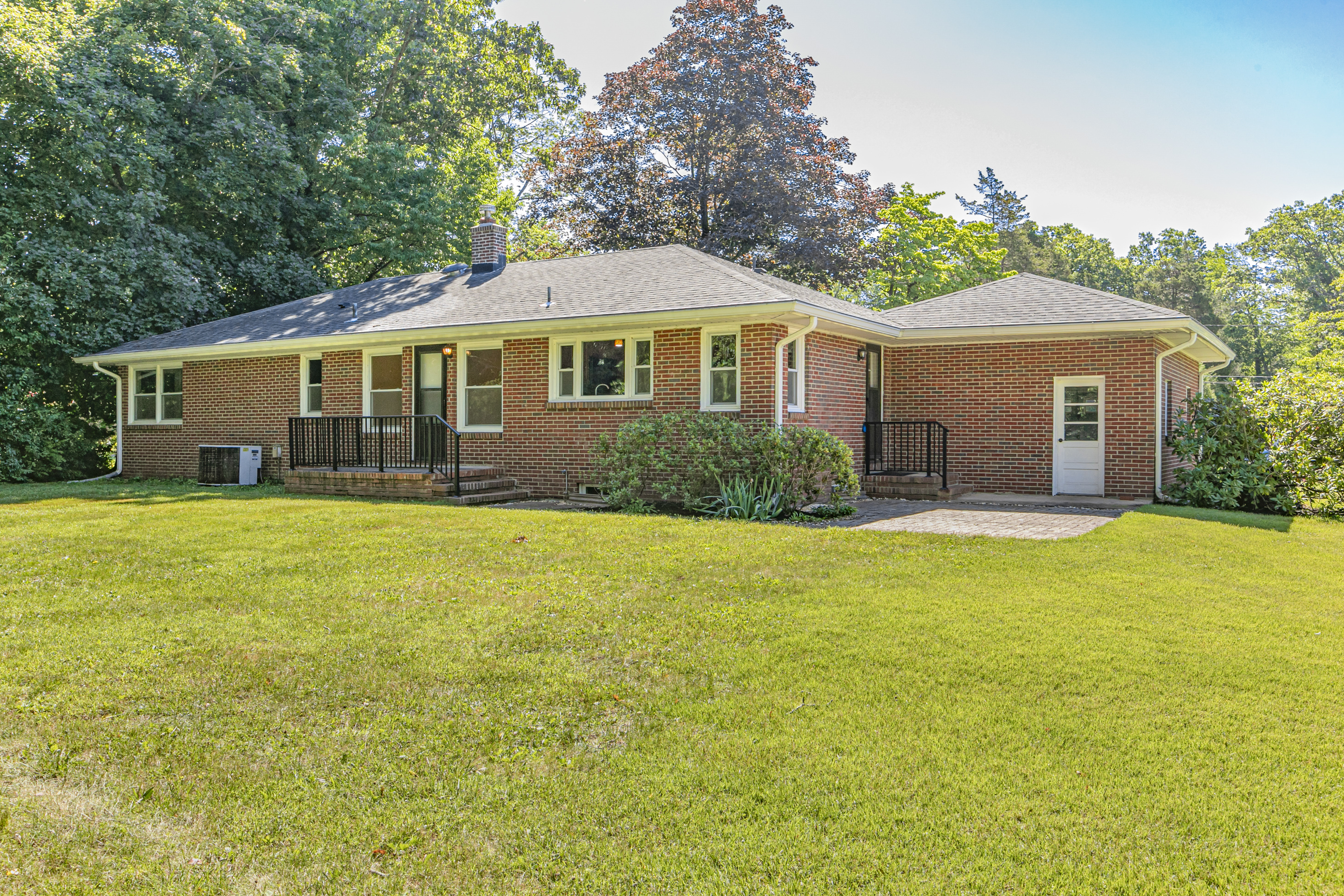  Move-In Ready Ranch in a Terrific Location - 物件實景