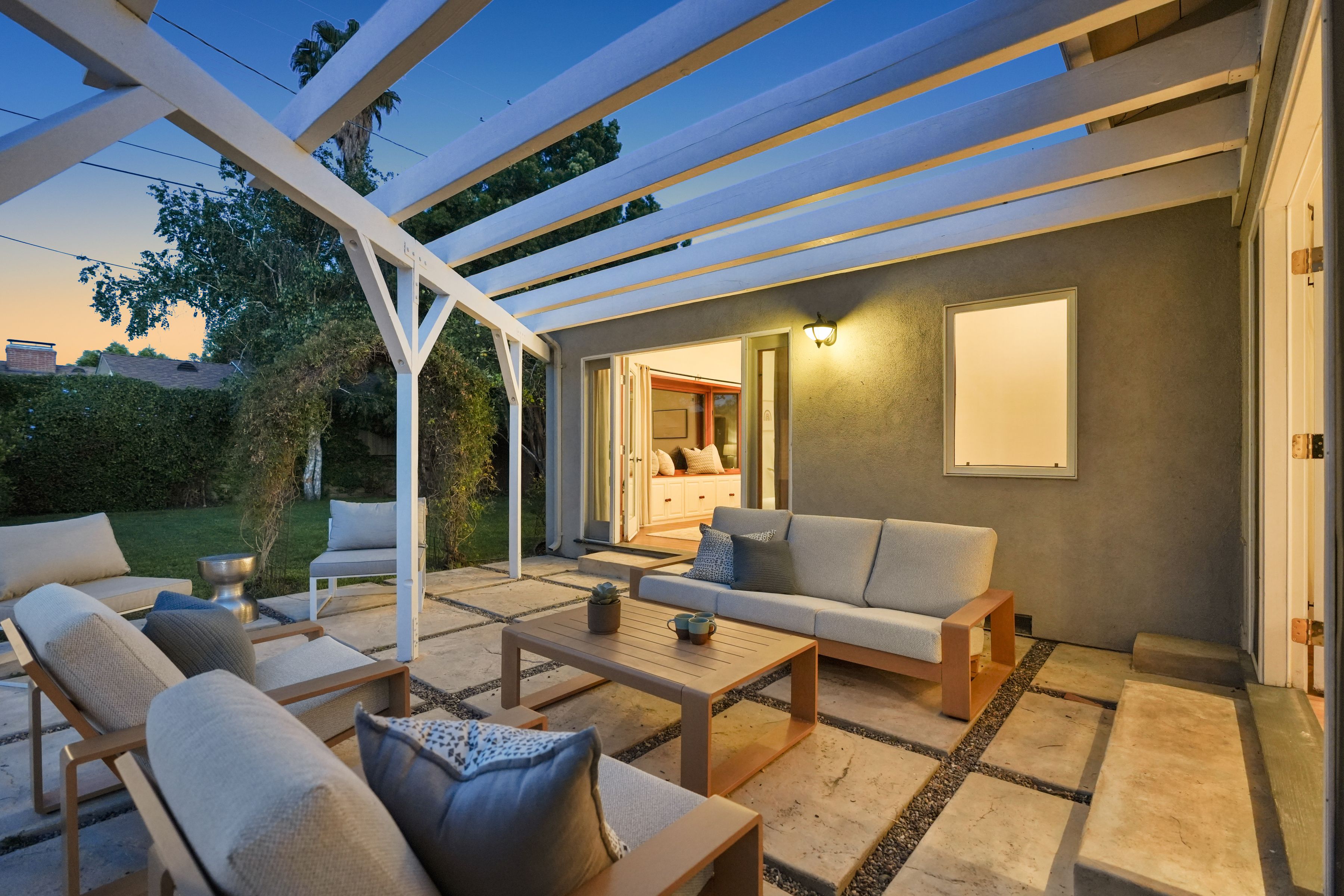  6506 Colbath Avenue - 物件實景