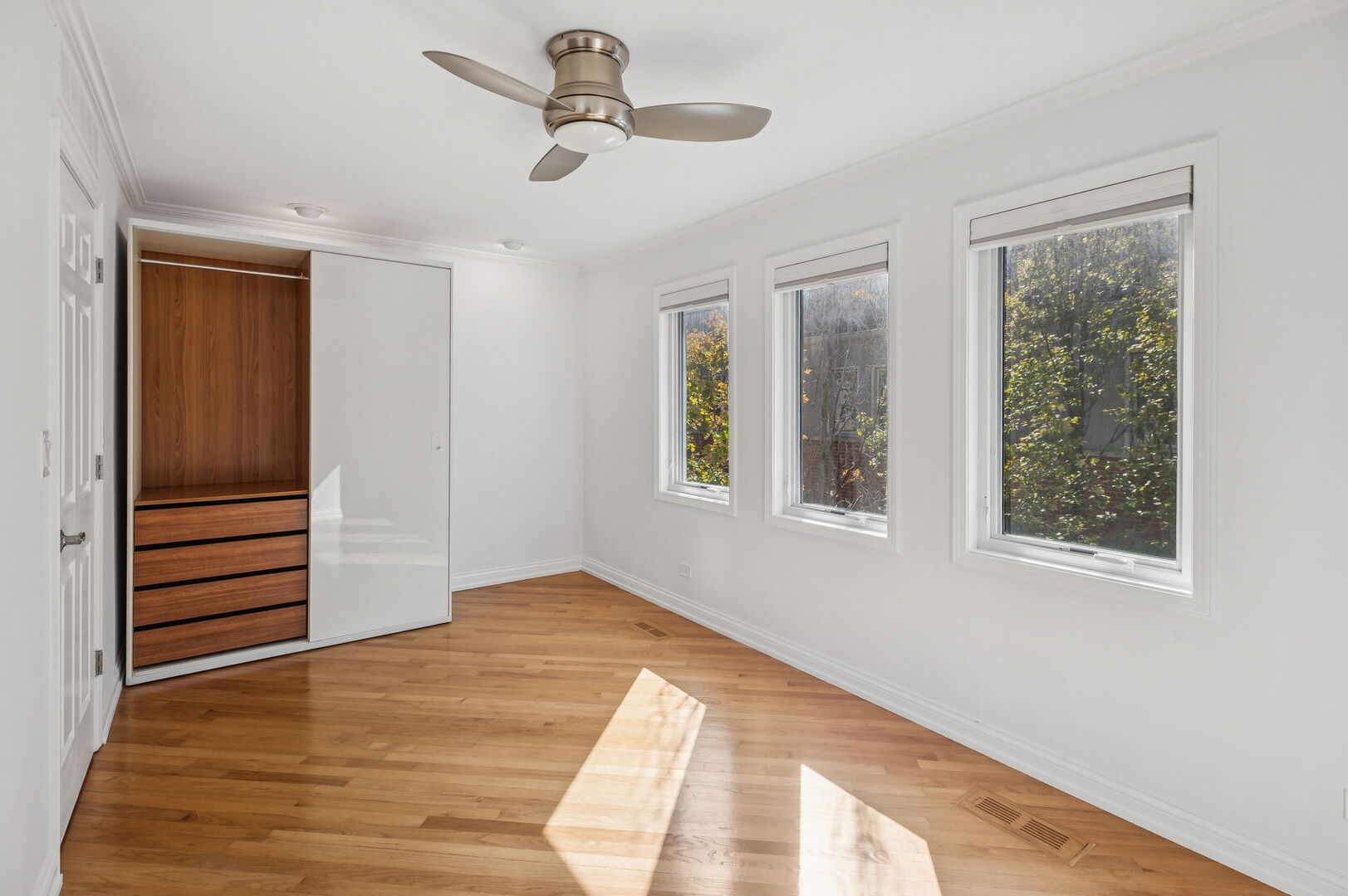 Evanston, Illinois, 60202, United States, 3 Bedrooms Bedrooms, ,3 BathroomsBathrooms,Residential,For Sale,1947564